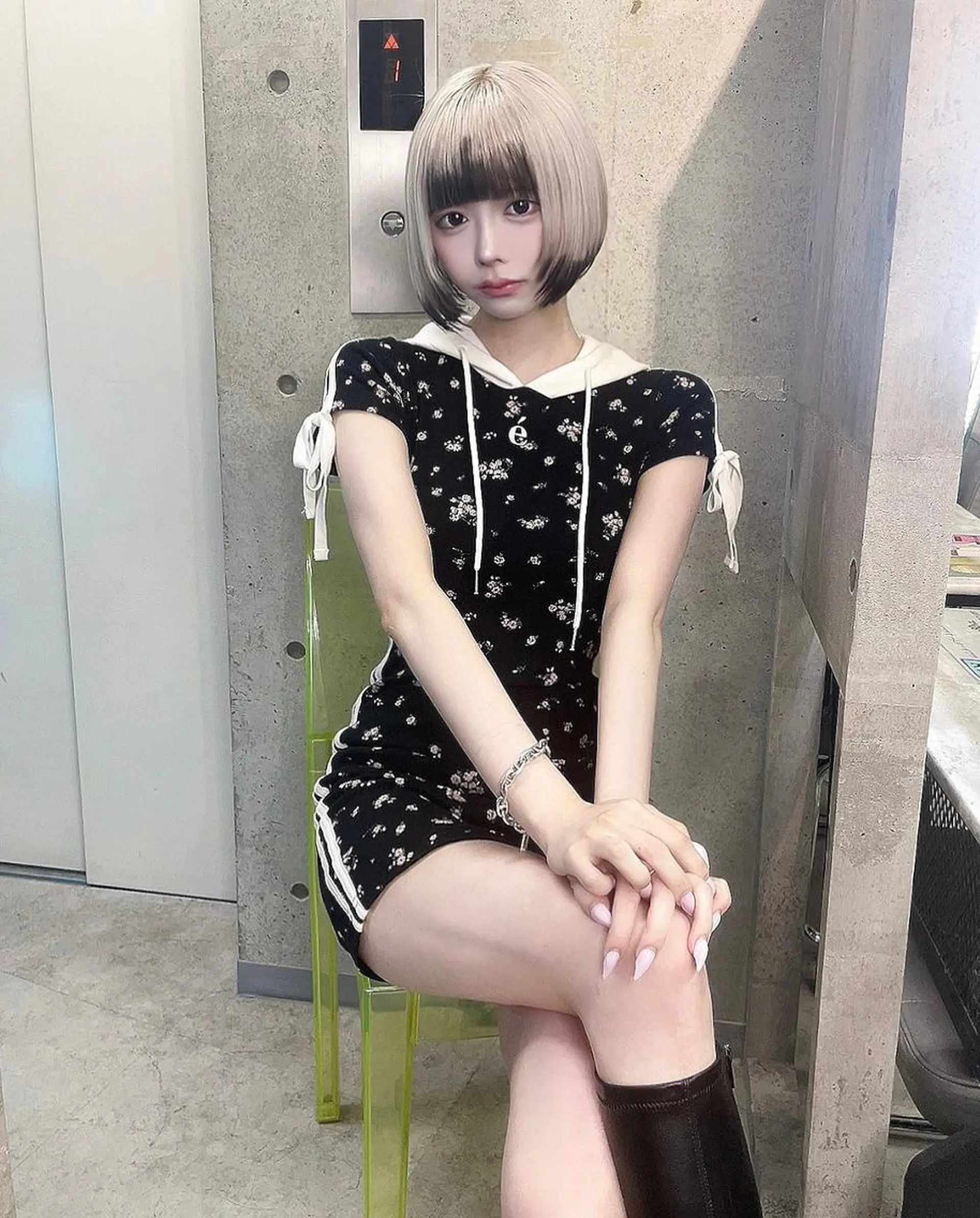 ロング カラー シールエクステ ブリーチ ハイトーンカラー エクステ レイヤーカット ホワイト&レイヤーカ ットエクステ長畠俊輔のヘアスタイル