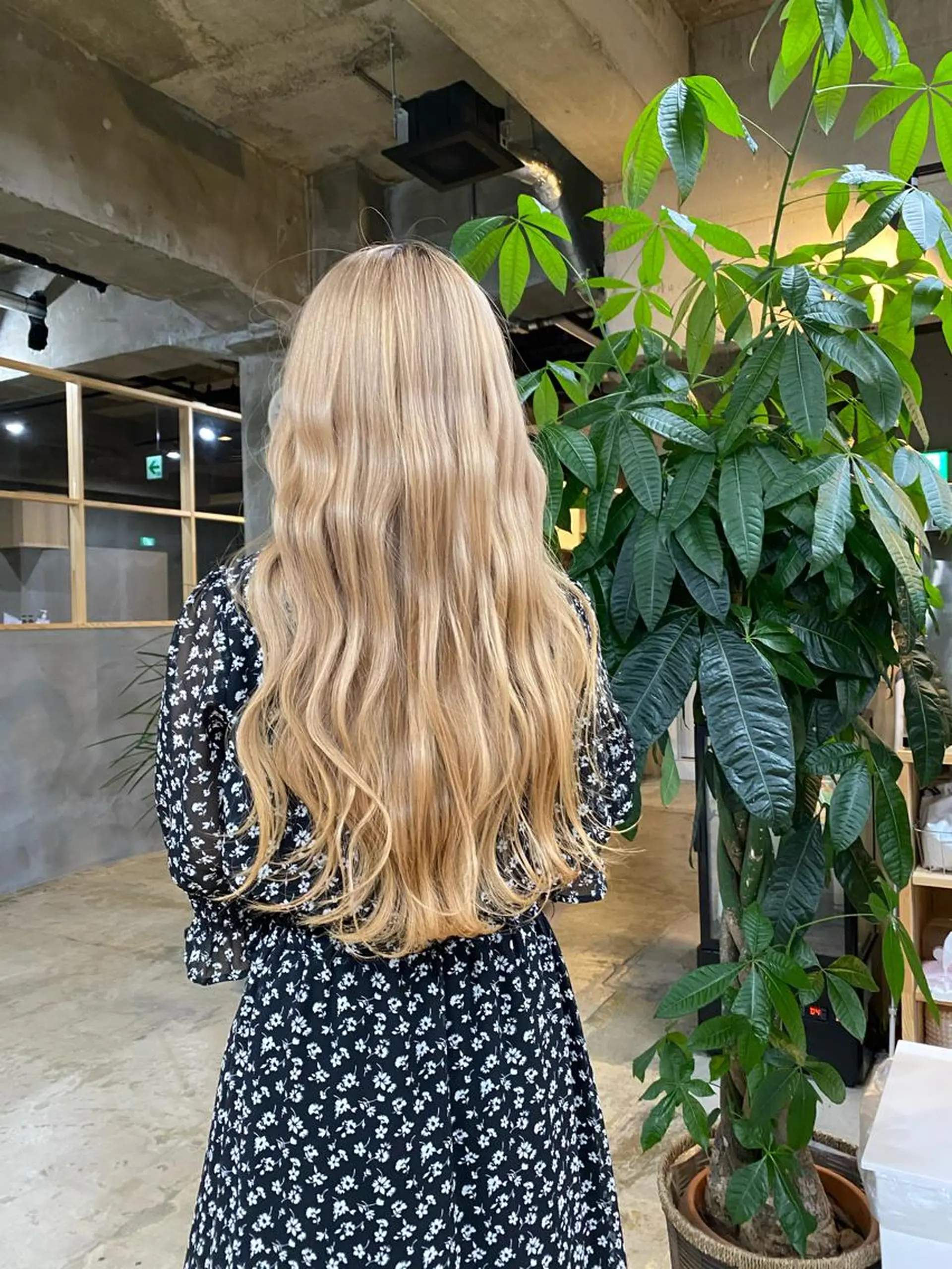 ロング 茜璃/ブリーチカラー /レイヤーカットのヘアスタイル