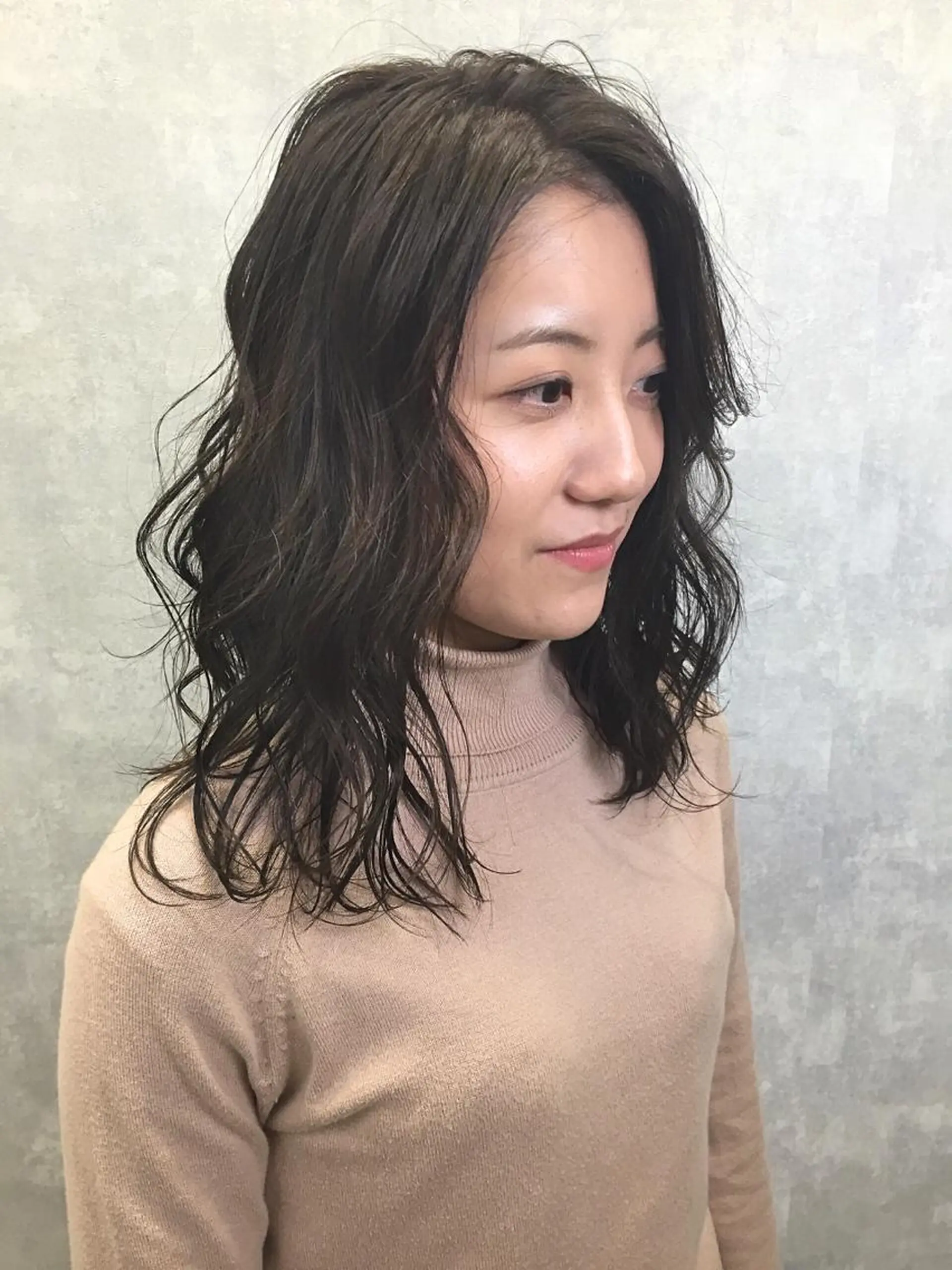 ミディアム カラー 肌に馴染む暗髪 梅田・増田のヘアスタイル