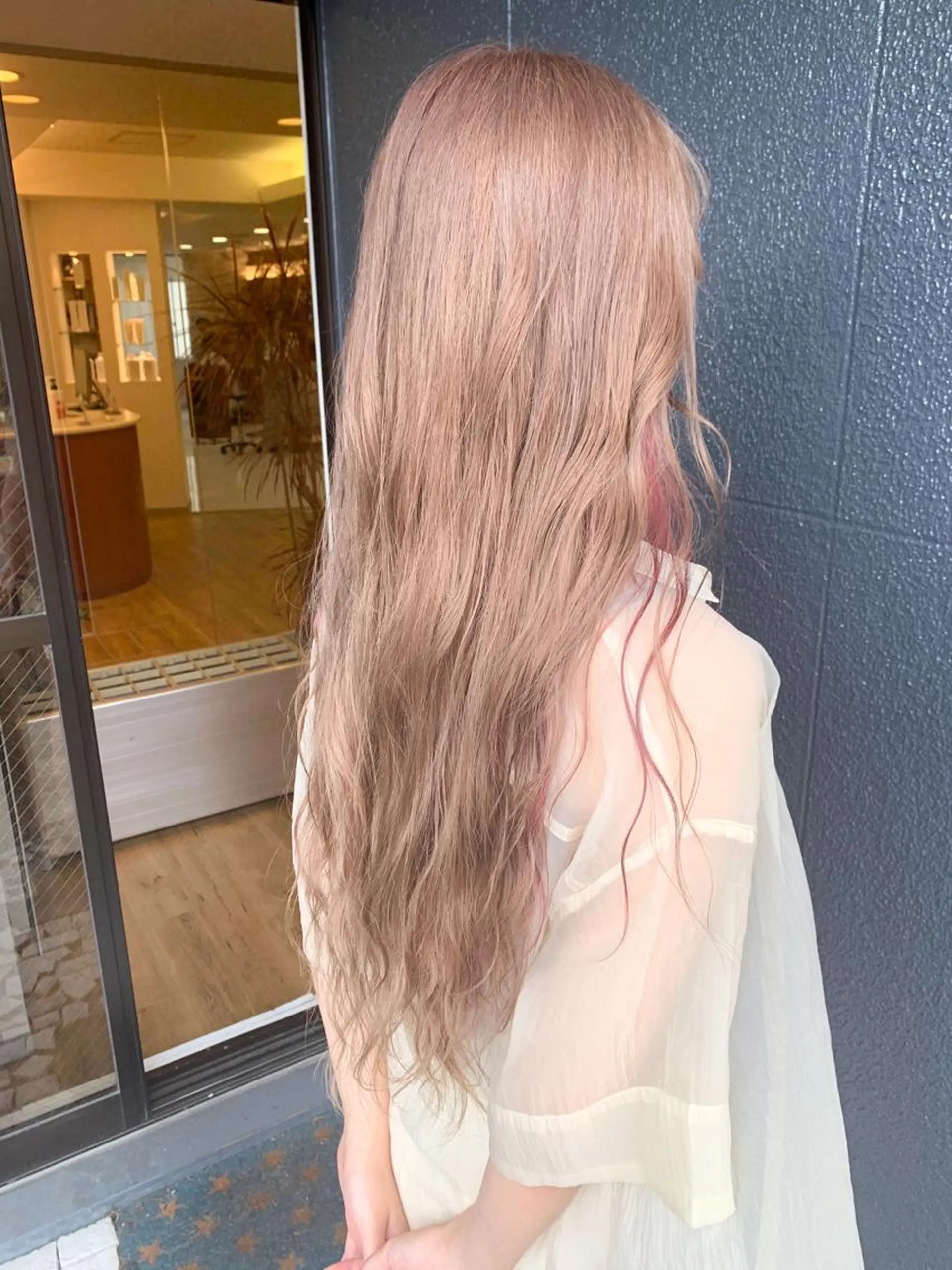 ロング カラー ベージュカラー ミルクティーベージュ 美髪矯正・レイヤー 倉友哉のヘアスタイル