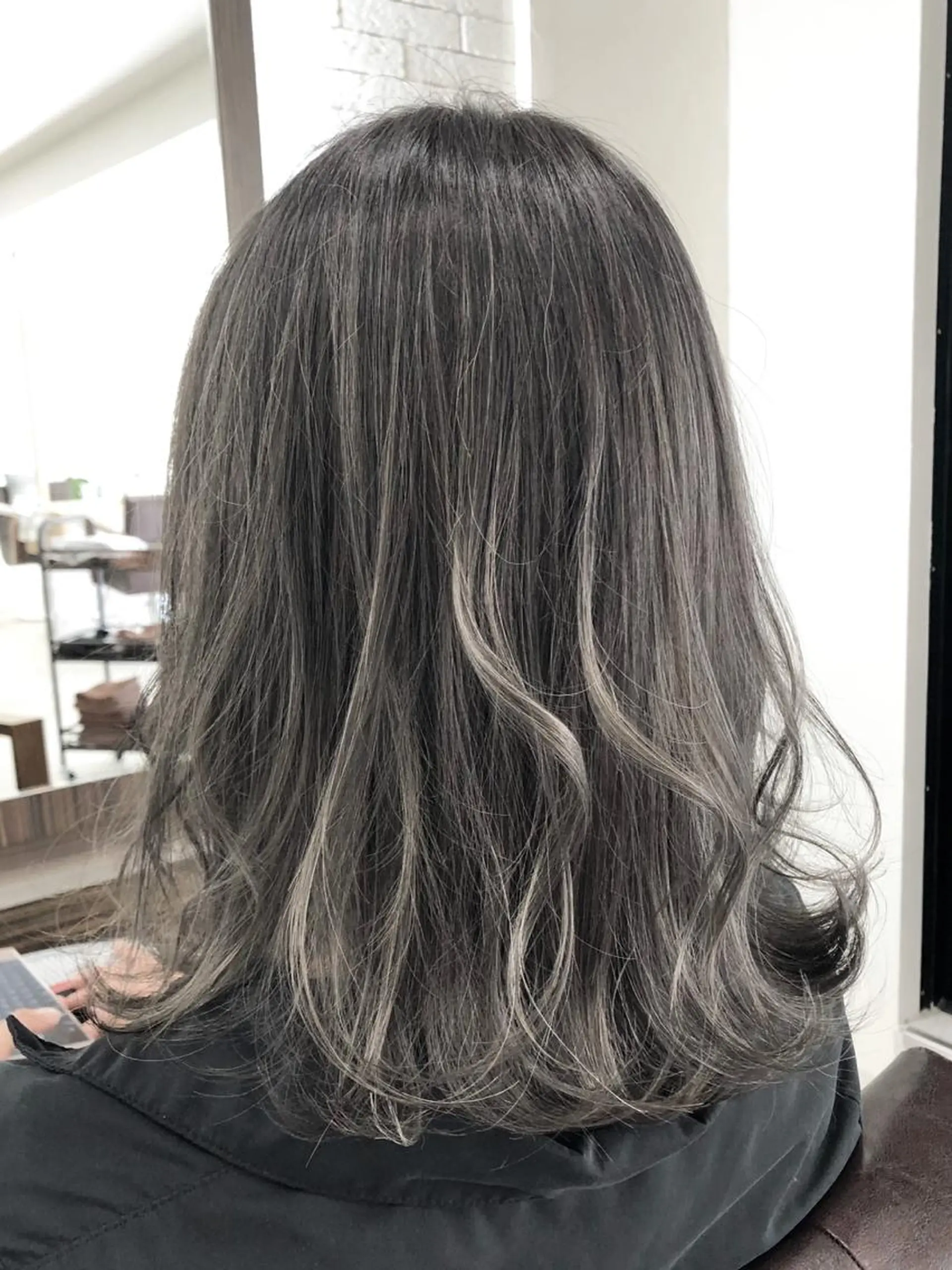 ミディアム カラー シルバー YUDA 湯田のヘアスタイル