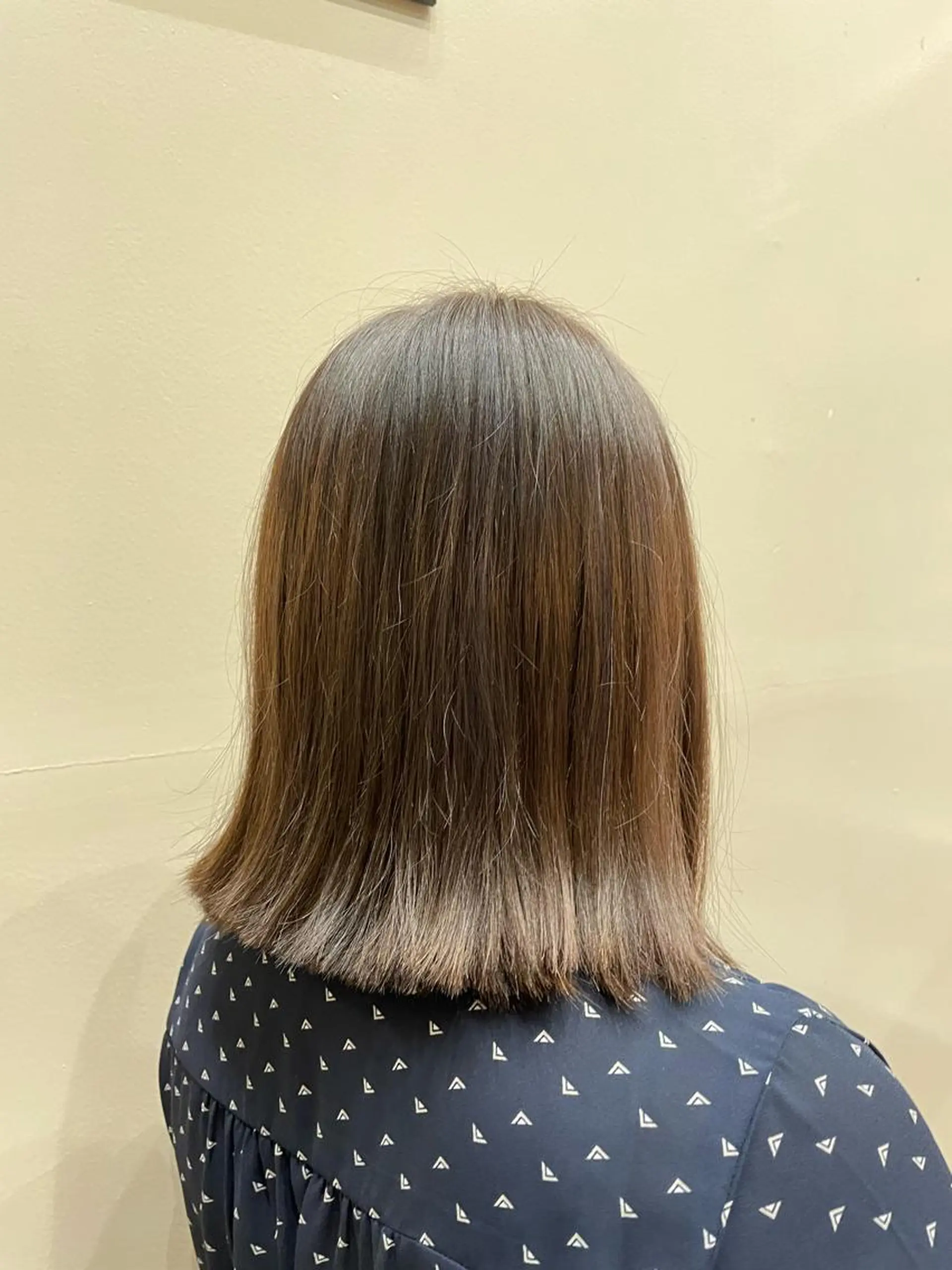 ミディアム カラー 小松田 琴美のヘアスタイル