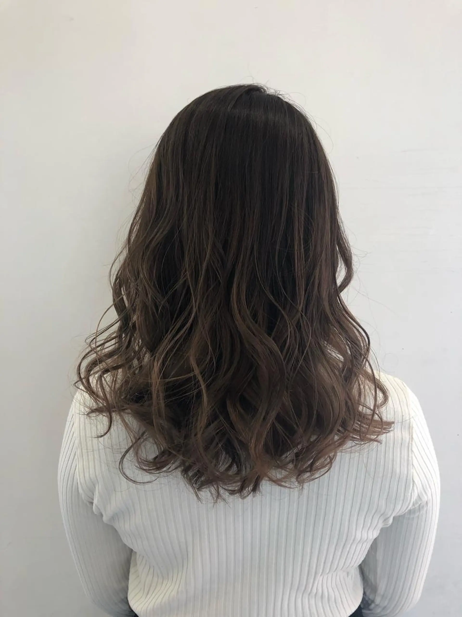 ロング カラー ブリーチ グラデーションカラー グレージュ ミルクティーグレージュ 秋野 睦実のヘアスタイル