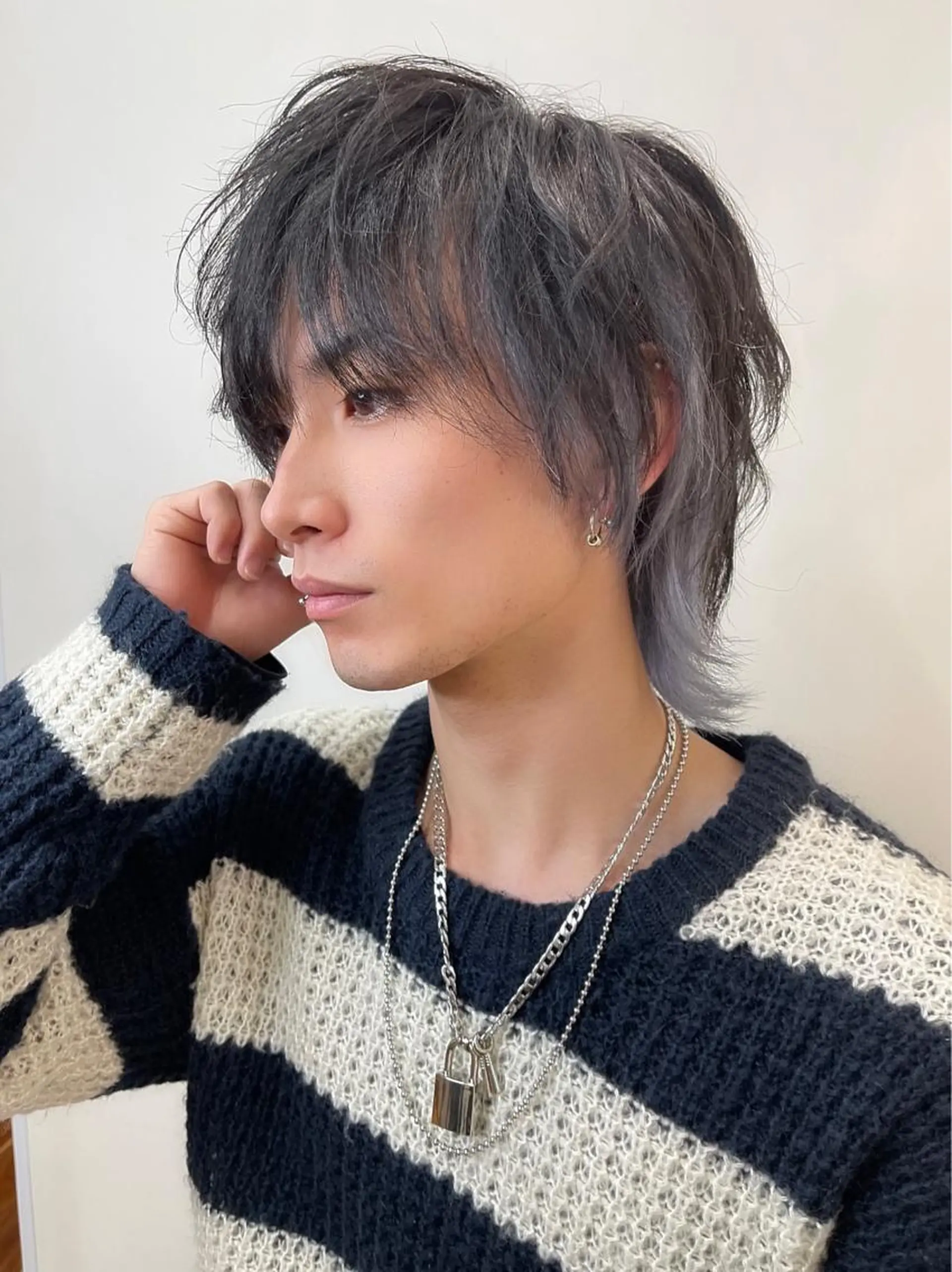 ショート メンズ メンズインナーカラー マッシュウルフ マッシュ メンズウルフカット ウルフカット ヘアカラー 西村 和樹のヘアスタイル