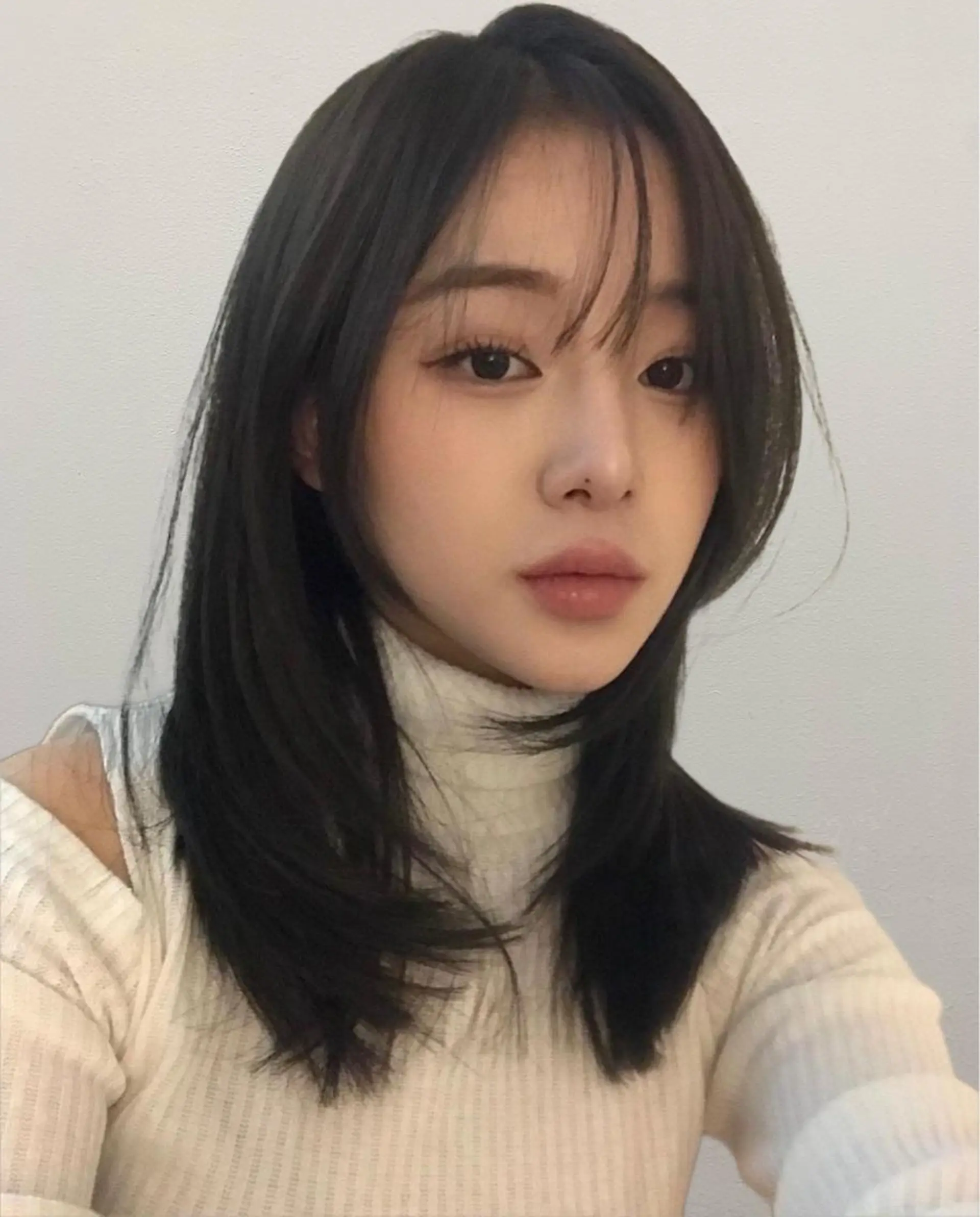 セミロング カラー ベージュカラー ブリーチ イヤリングカラー 韓国風カラー ブリーチなしカラー カット ヘアカラー トリートメント 鈴木 一貴のヘアスタイル