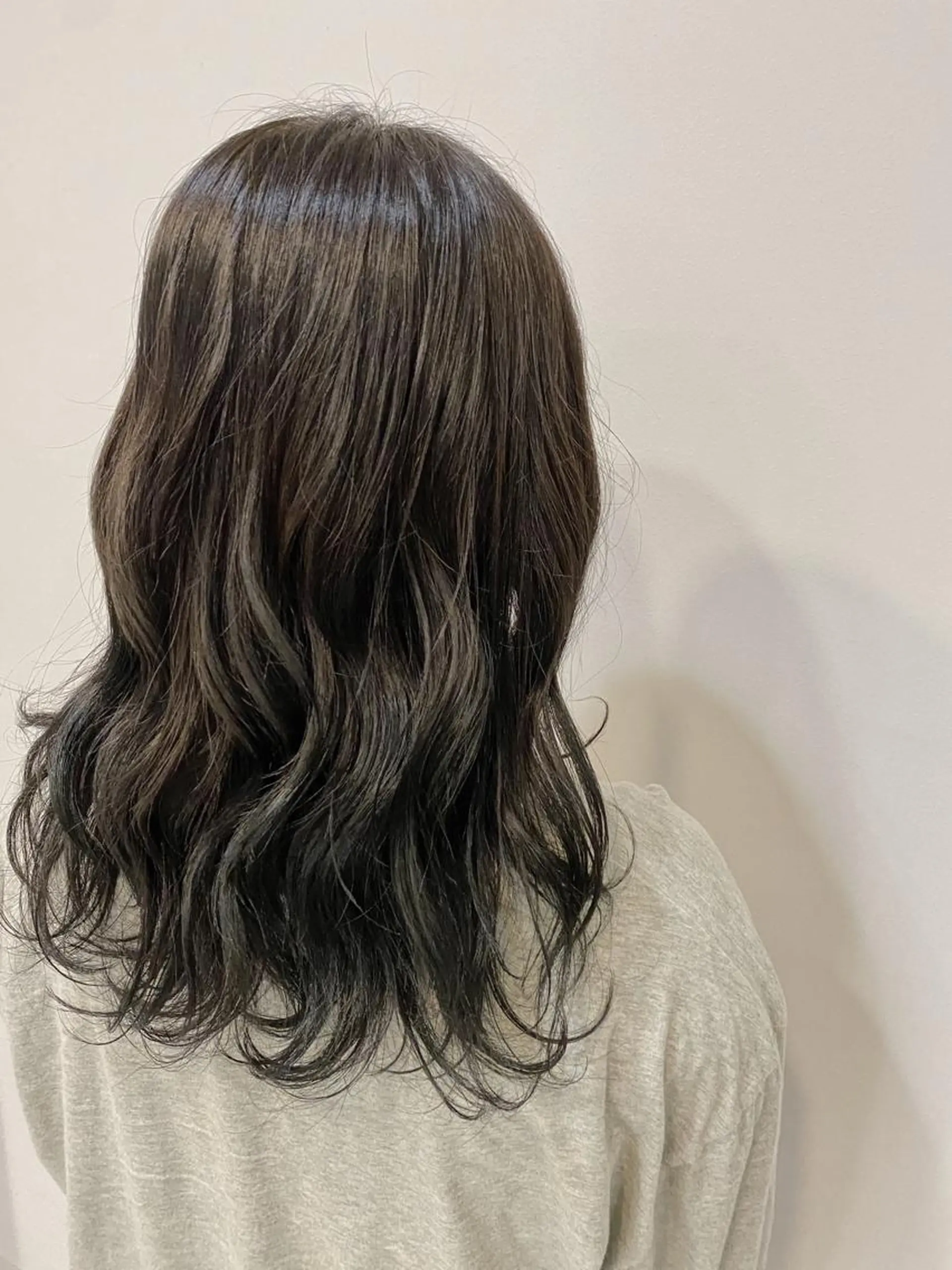 セミロング カラー ioe 岡本のヘアスタイル