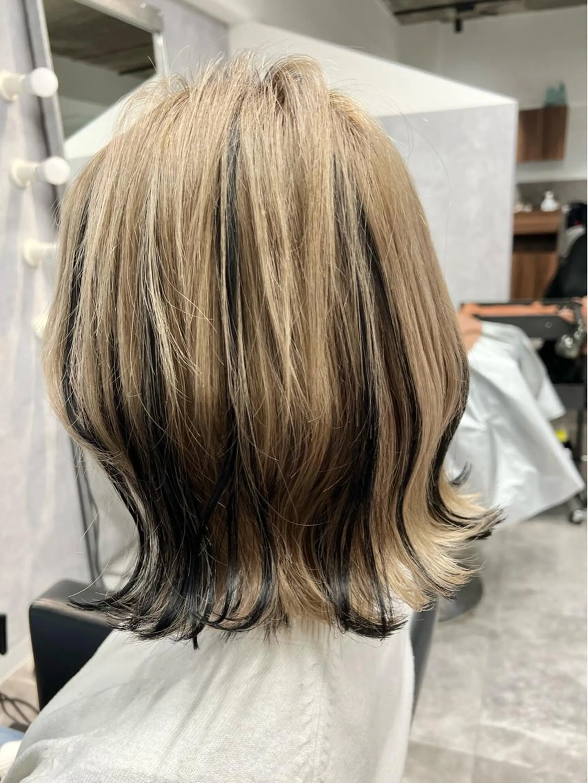 セミロング カラー ヘアアレンジ ベージュカラー ブリーチ ダブルカラー ミルクティーベージュ ヨシンモリ hiiko顔まわり カットのヘアスタイル