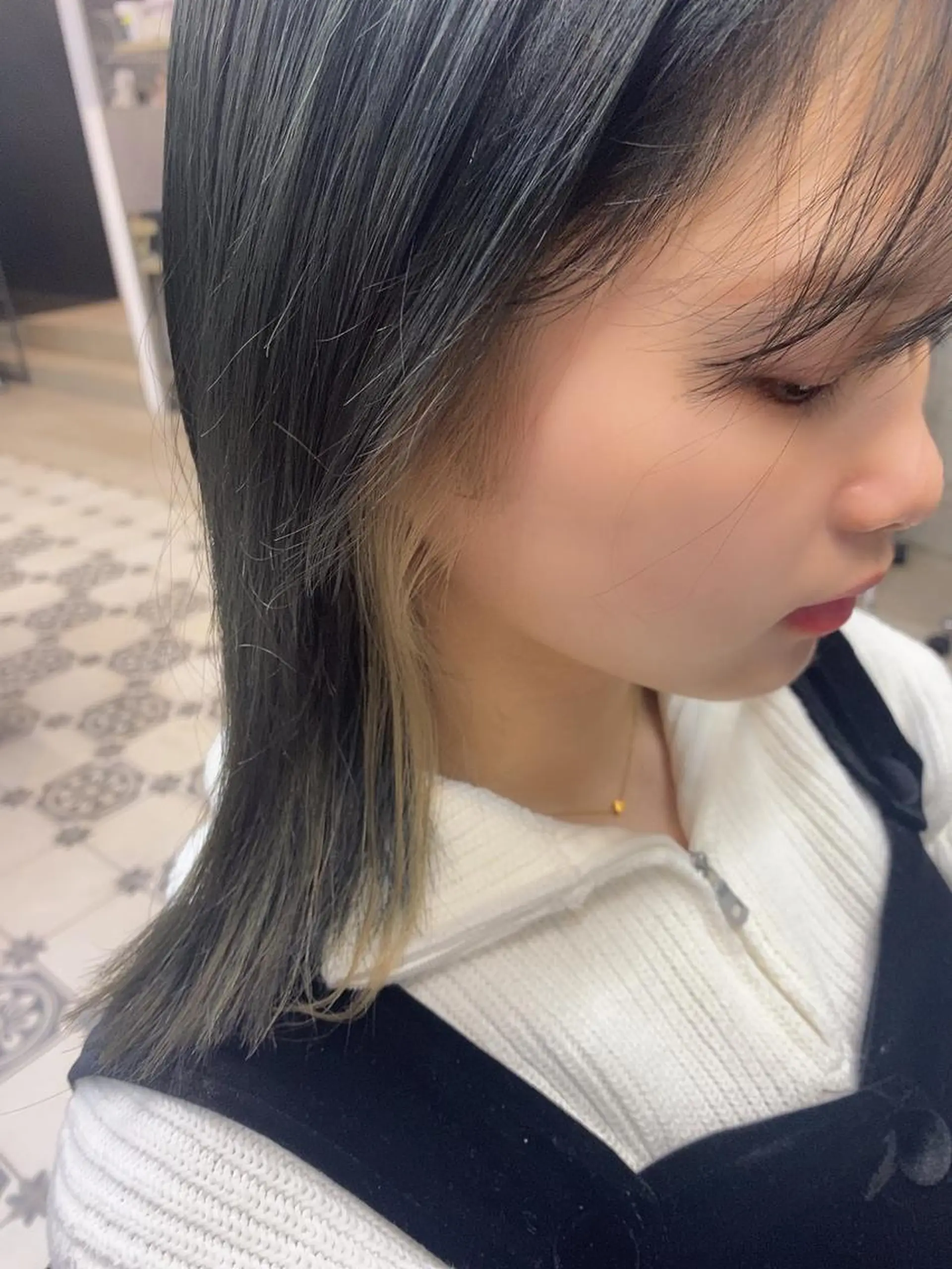ミディアム カラー ブリーチ インナーカラー 学生 トリートメント カット ヘアカラー トリートメント 韓国ヘア☁️ mitsukiのヘアスタイル