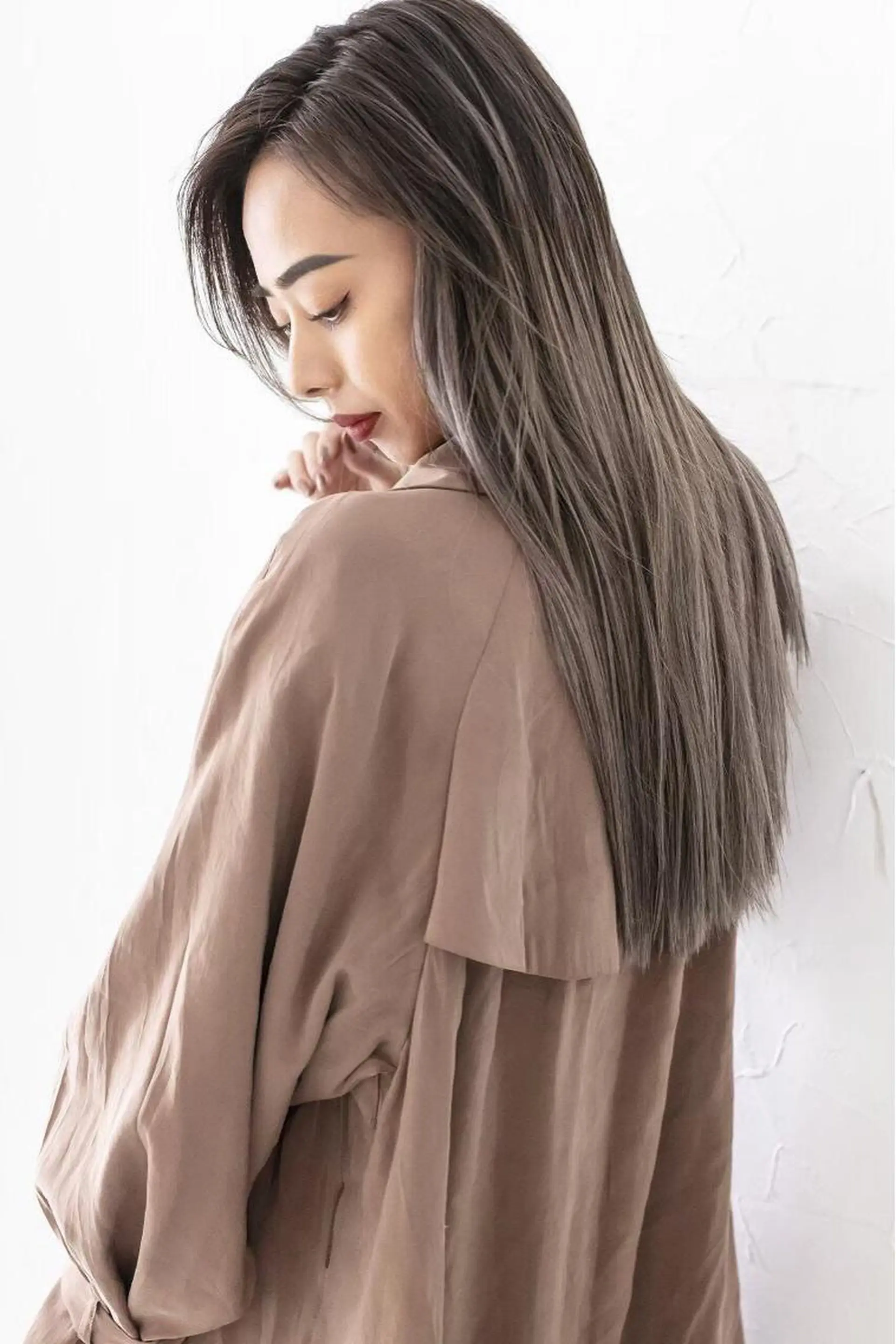 ロング オリーブ/アッシュ やわらか透明感カラーのヘアスタイル