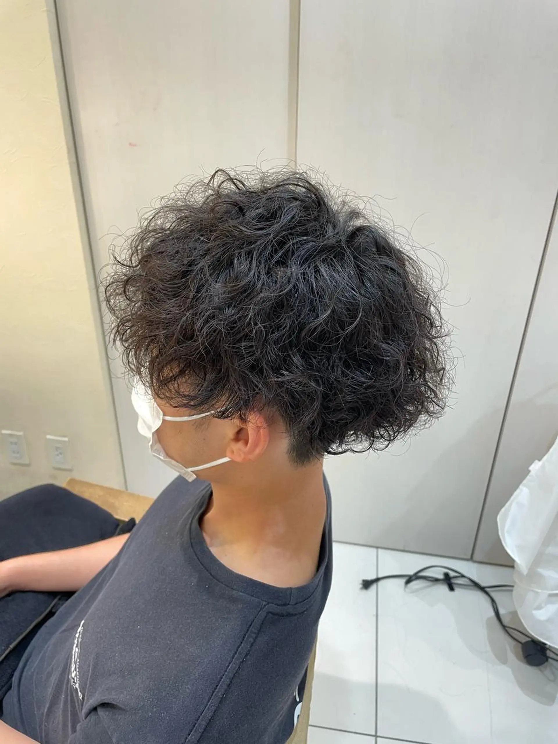 ミディアム パーマ メンズ ミディアムパーマ メンズブリーチ メンズパーマ ツイストスパイラルパーマ くせ毛 本厚木|縮毛矯正/ 髪質改善/専門サロンのヘアスタイル