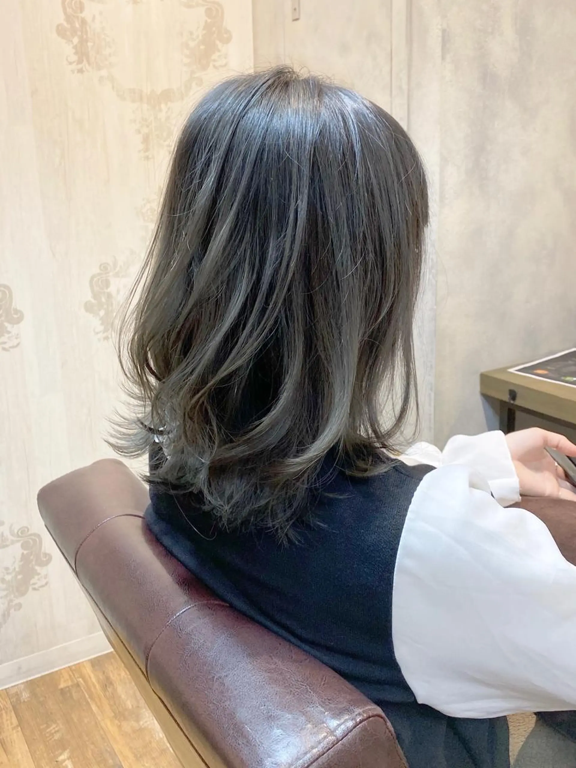 ミディアム カラー アッシュ アッシュグレー ブリーチ ケアブリーチ 透明感カラー ヘアカラー 髪質改善くすみカラー 🍀/石川大輔のヘアスタイル