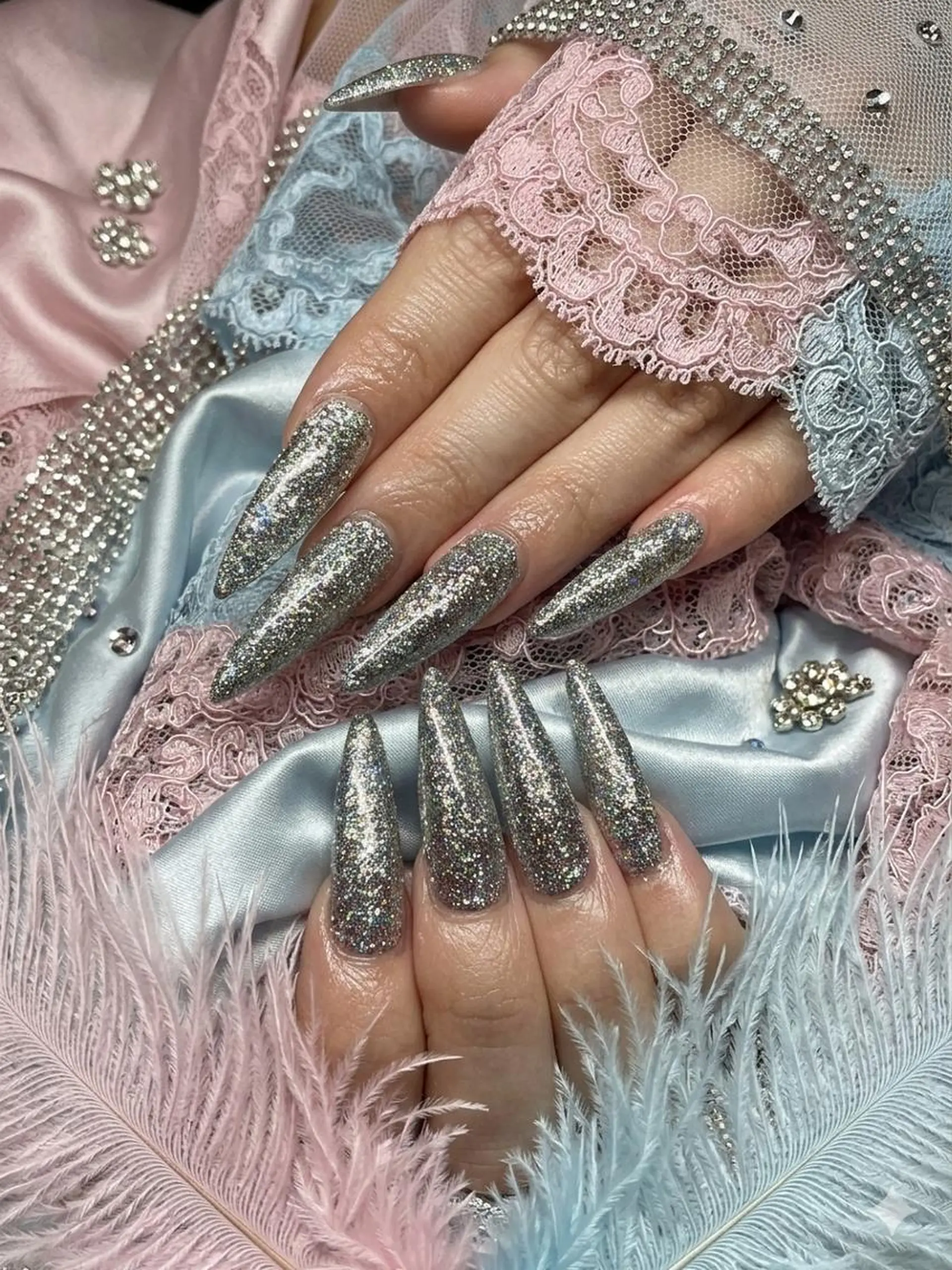 ネイル フラッシュネイル キラキラネイル ラメ(グリッター) ロングネイル シルバー ハンドネイル UNABOMBA (24時間営業)のネイルデザイン