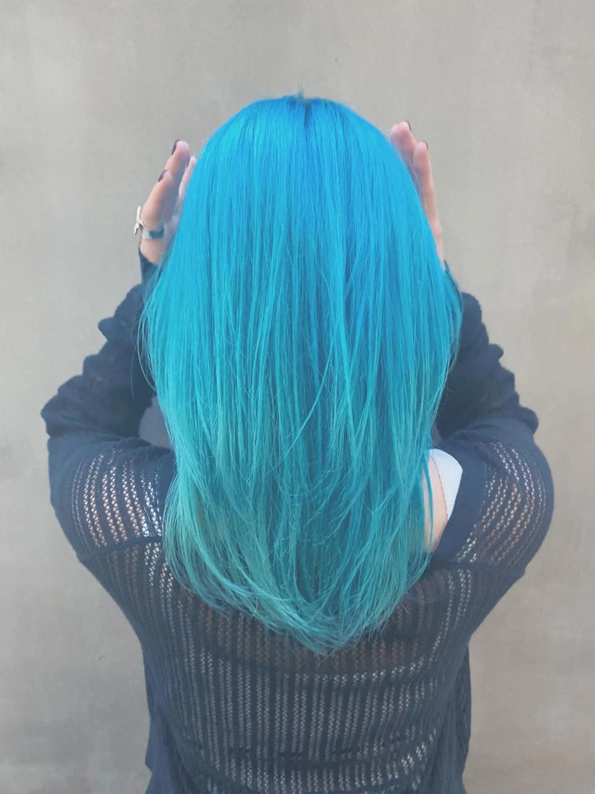 ロング カラー ブリーチ ブルーカラー センターパート/ 暖色カラーayuのヘアスタイル