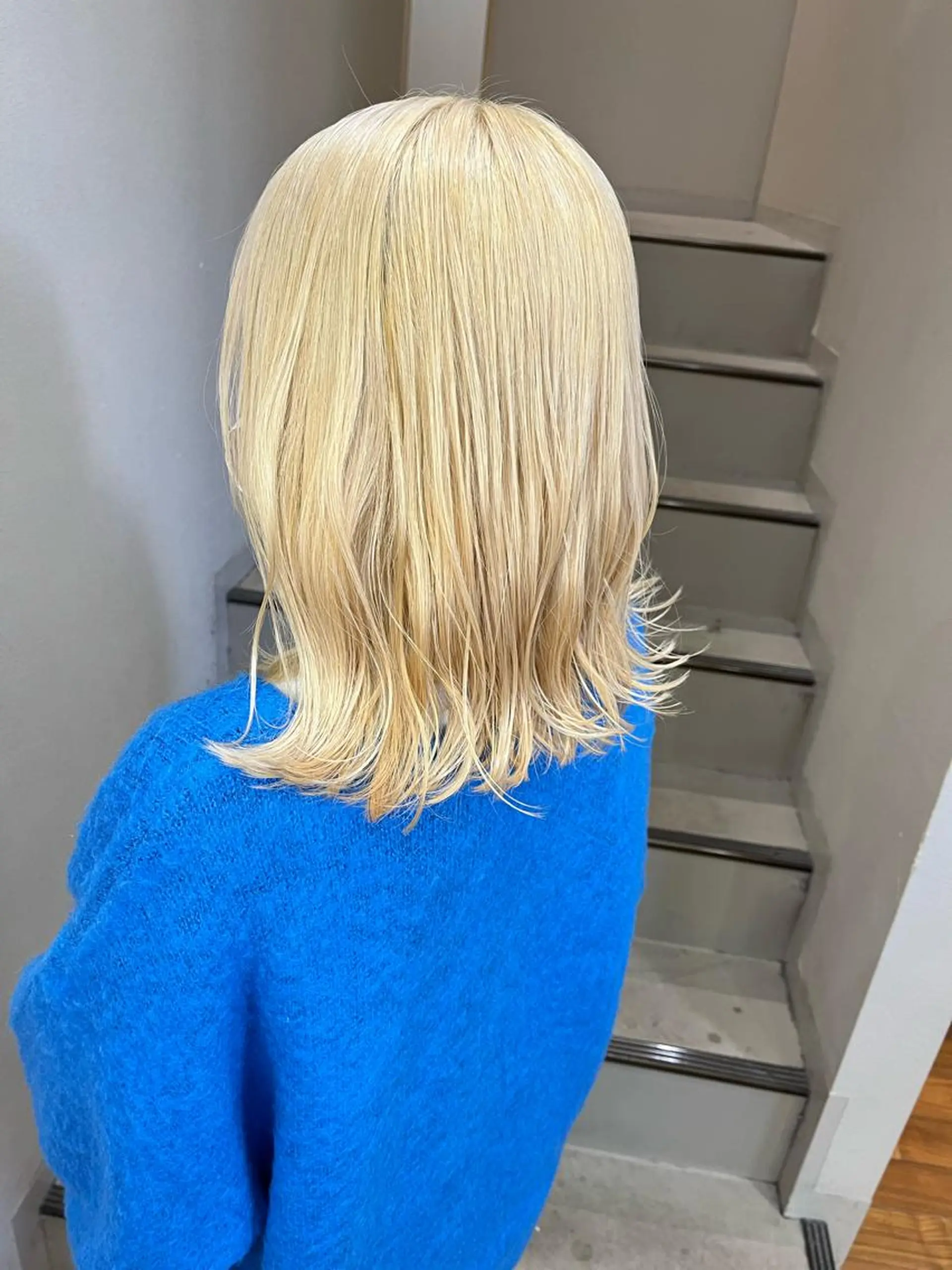 ミディアム カラー 抜きっぱなしブロンド ブロンド 東條 克義のヘアスタイル