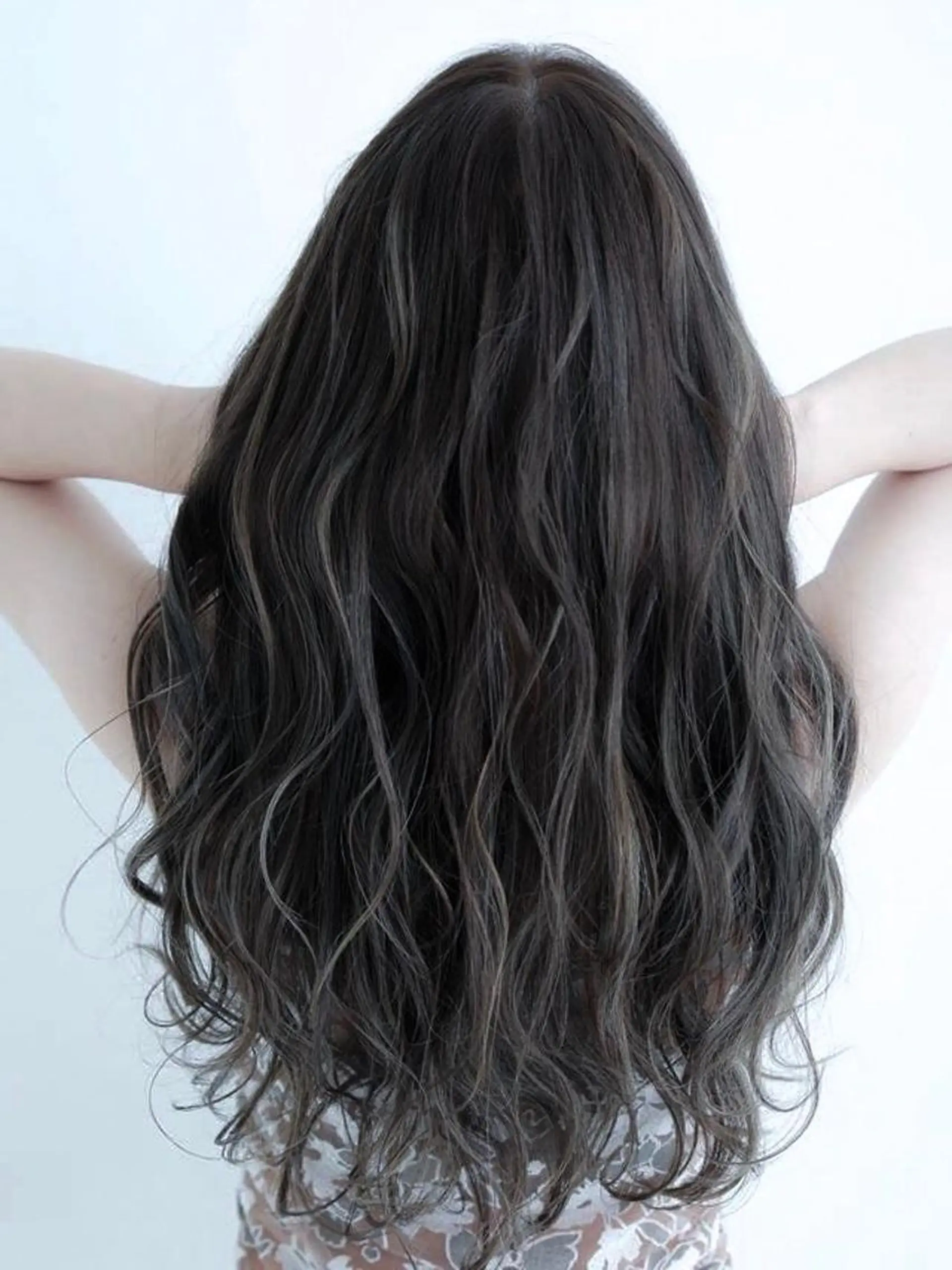 ロング カラー アッシュ ブリーチ ケアブリーチ ハイライトカラー ハイライト AMI Hair  supply所属・髪質改善カラー韓国風 レイヤーtudaのヘアスタイル