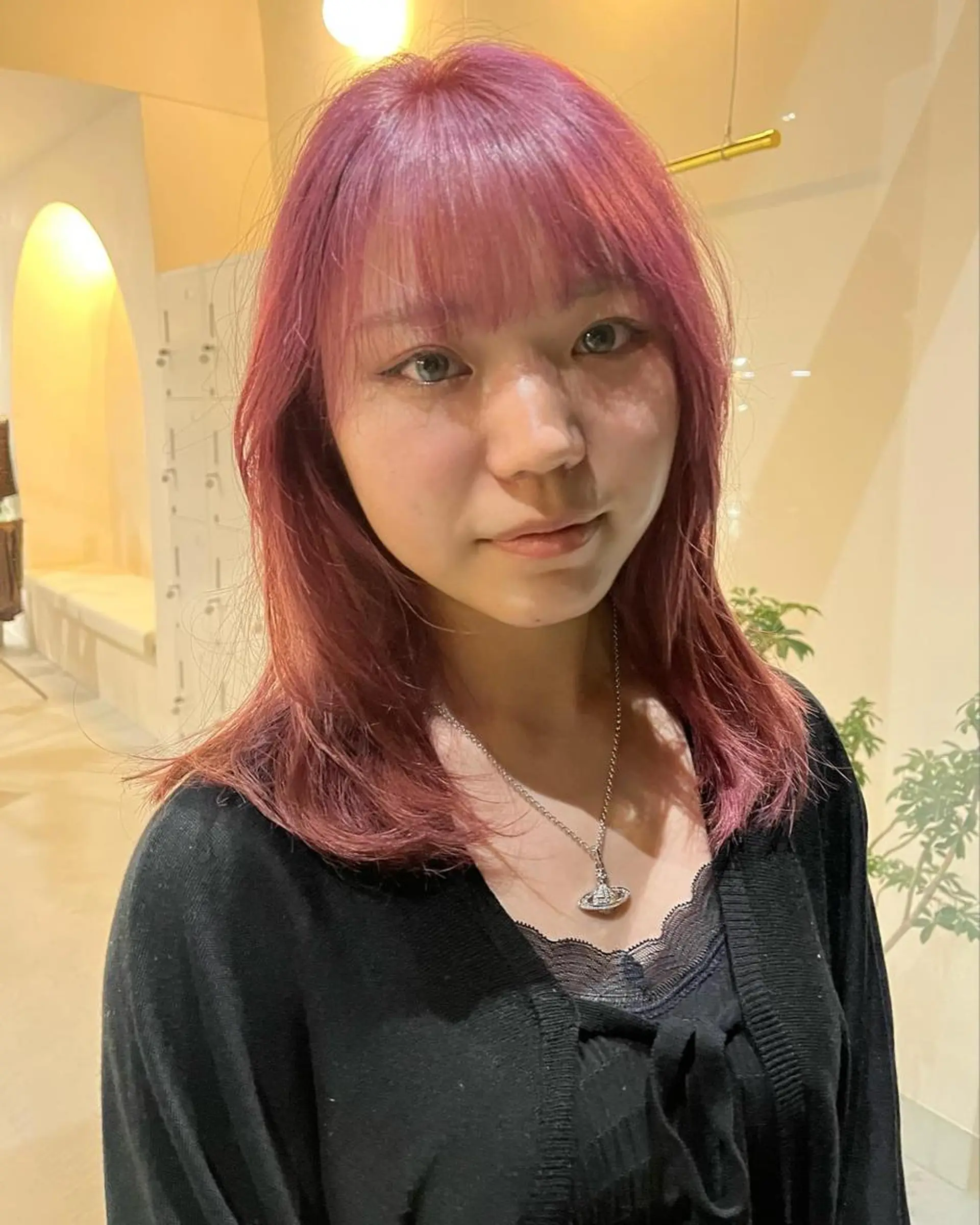 ミディアム カラー 網谷 萌夏のヘアスタイル