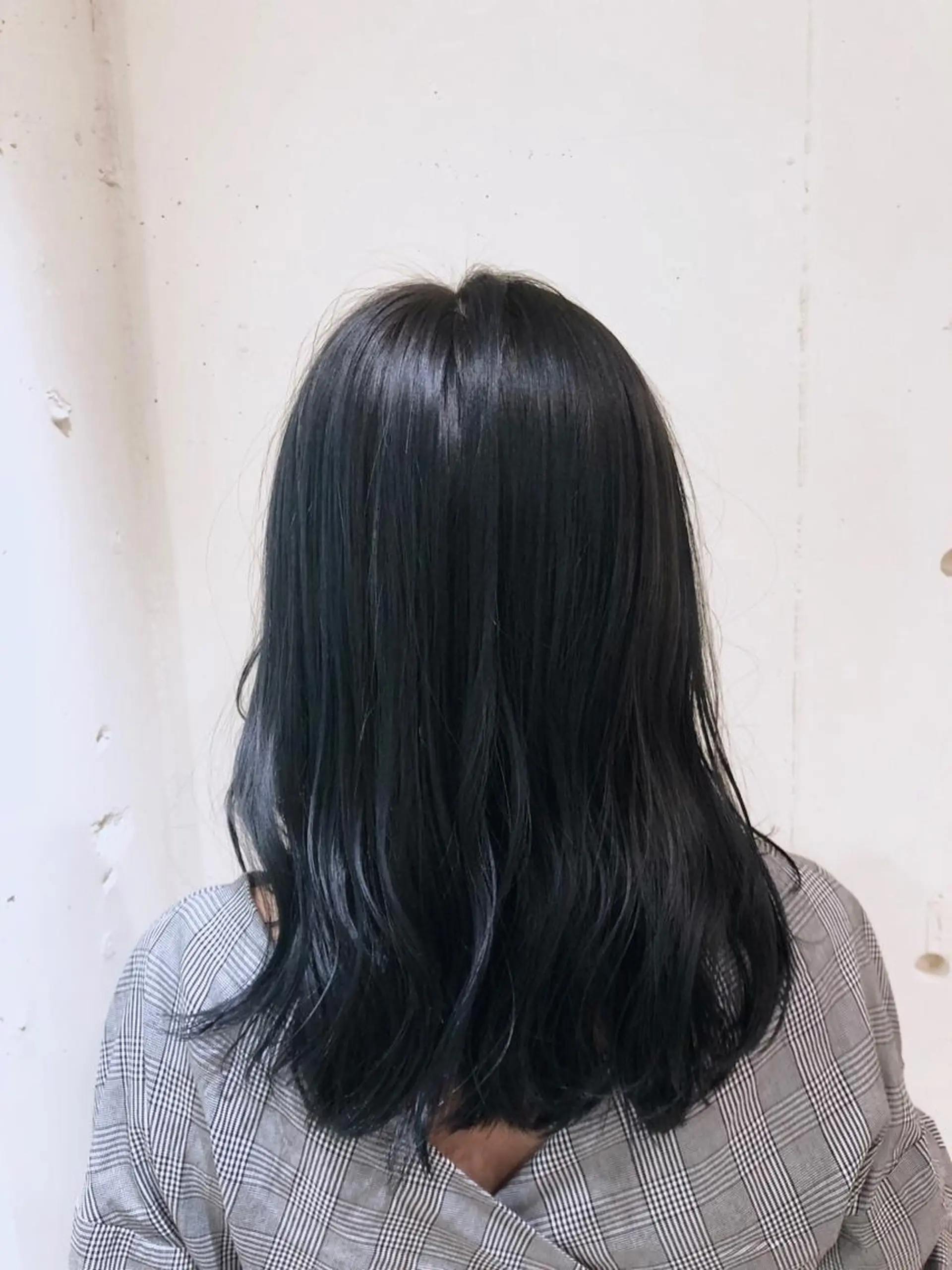 ミディアム カラー パーマ ヘアアレンジ ブリーチ ブルーカラー ブルーグレー ブルーグレージュ 透明感カラー カット ヘアカラー トリートメント 【ツヤ髪美容師】 ツダケイスケのヘアスタイル