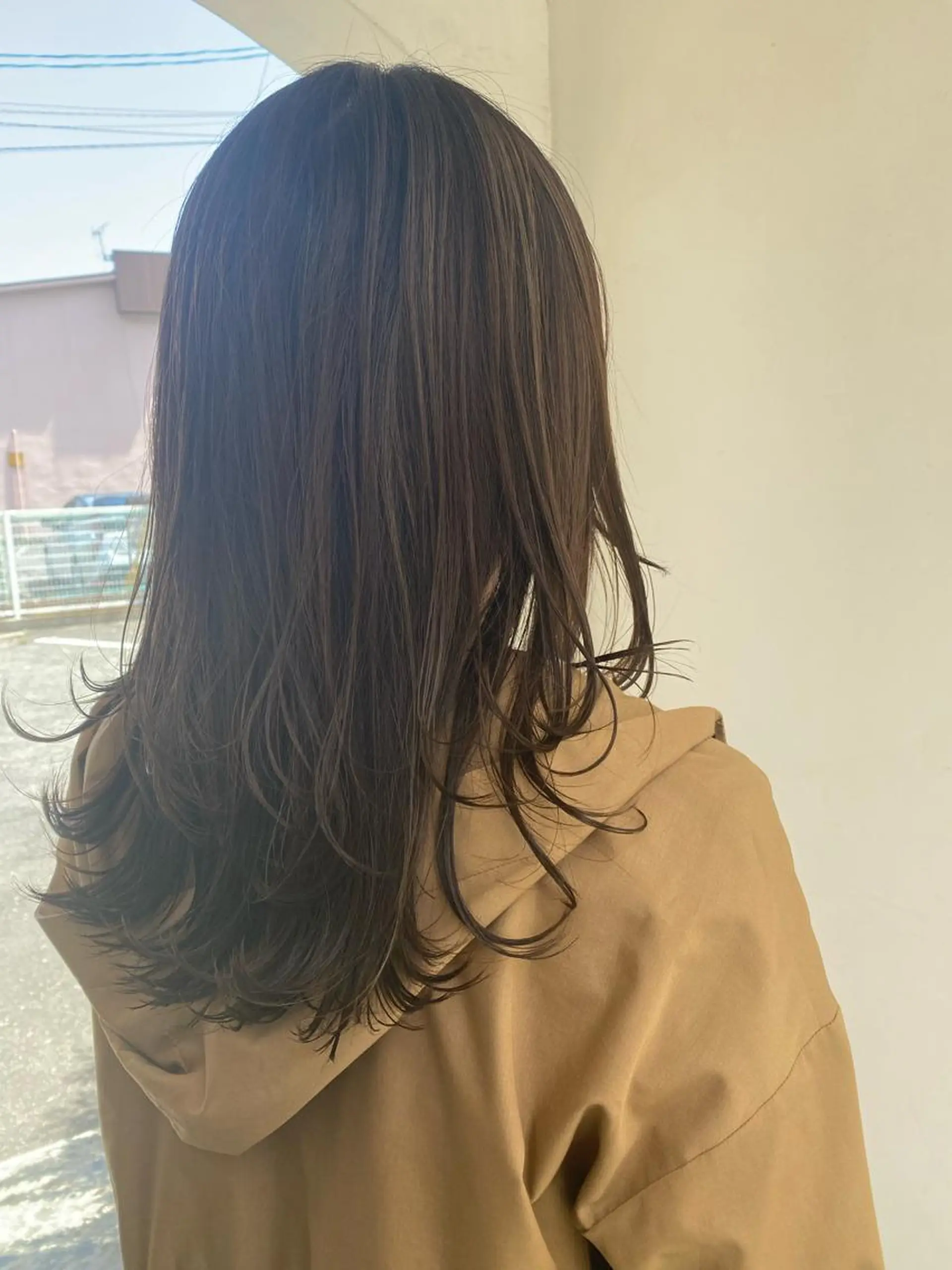 ロング レイヤーカット 岡田 真弥のヘアスタイル