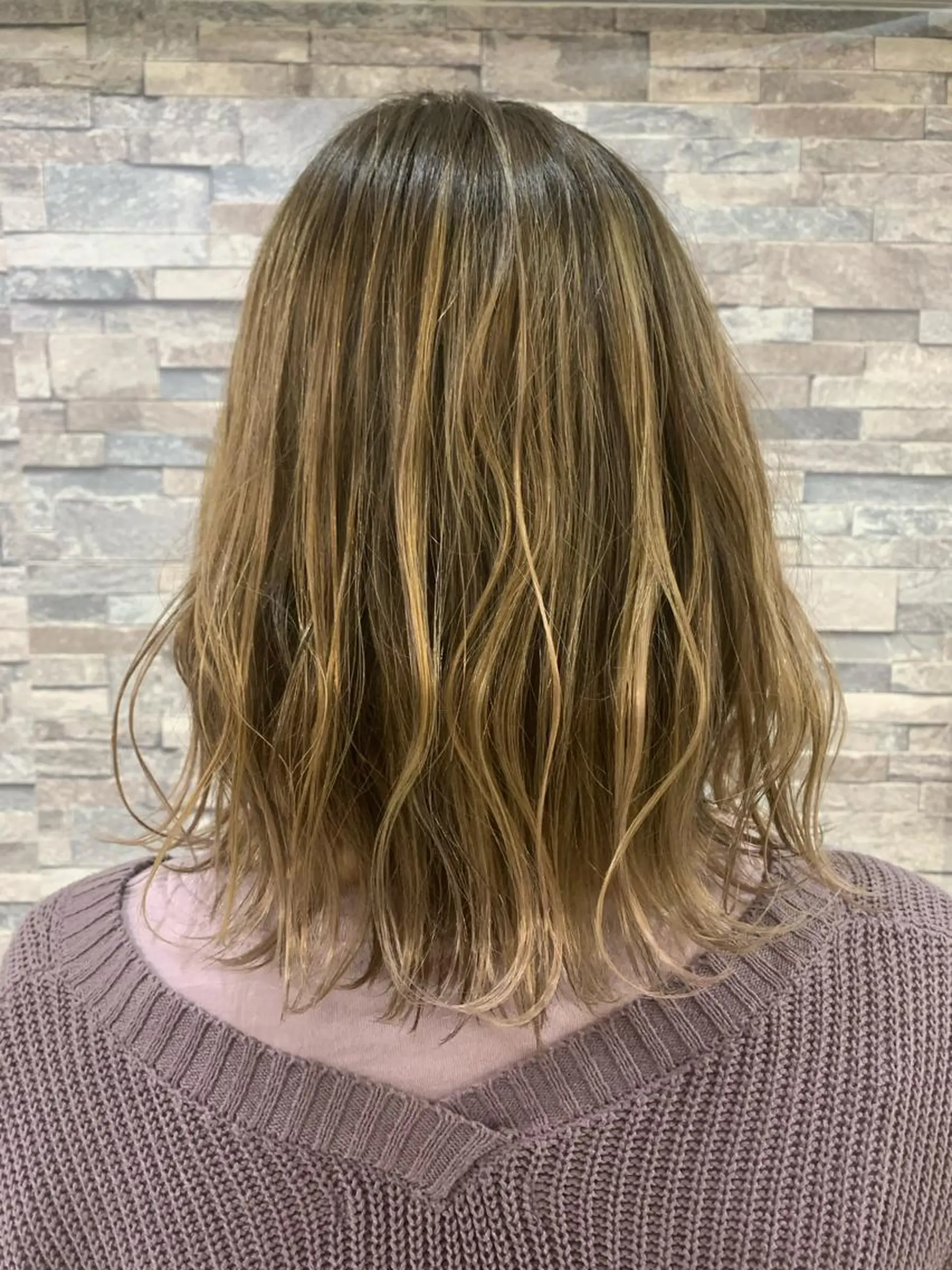 ミディアム カラー ヘアアレンジ バレイヤージュ レイヤーカット ヘアカラー ハイトーン Arphyのヘアスタイル