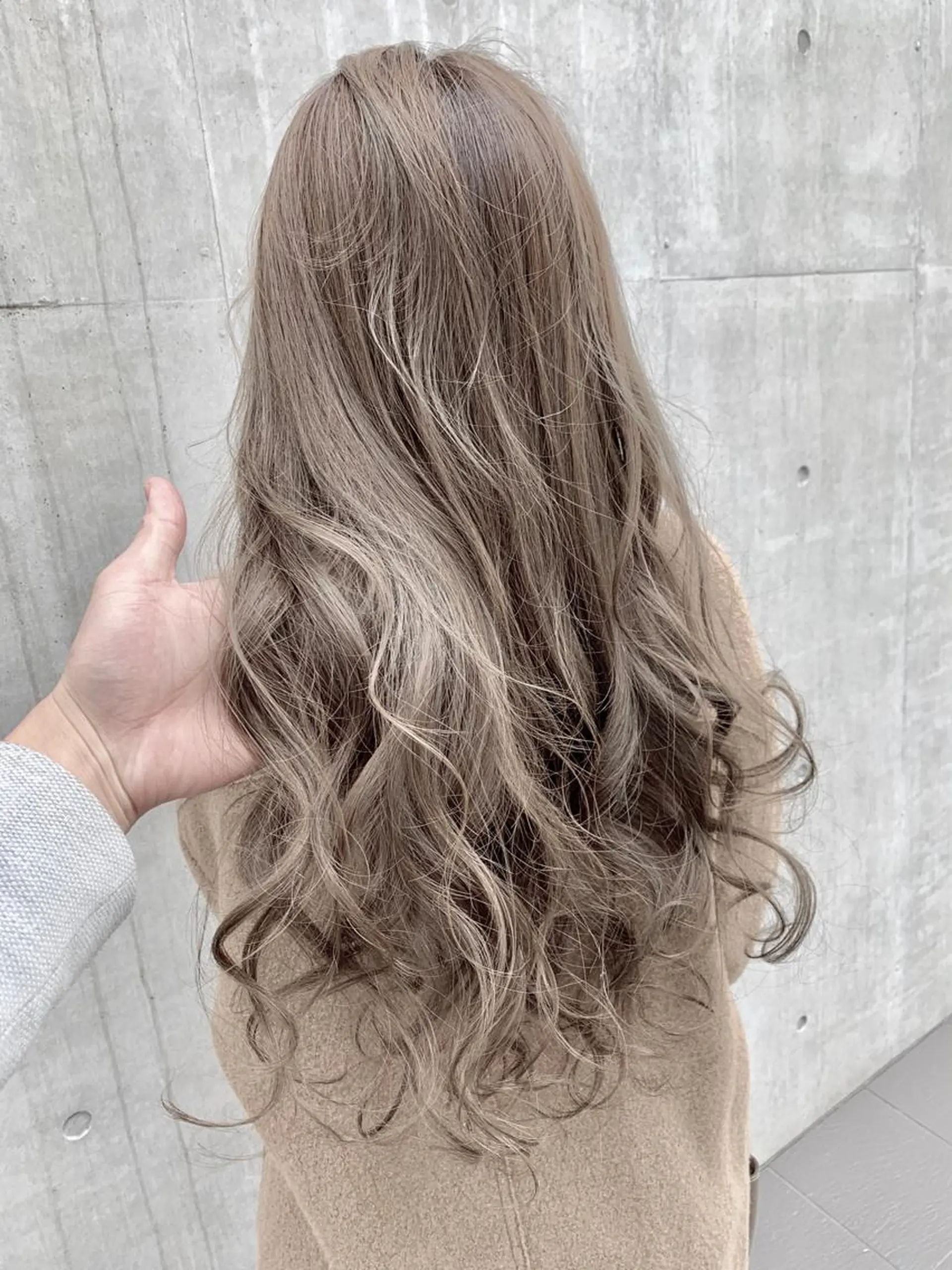 ロング カラー グレージュ ミルクティーグレージュ ヘアカラー トリートメント ヘッドスパ ヘアセット Akua【代表】 Kazumaのヘアスタイル