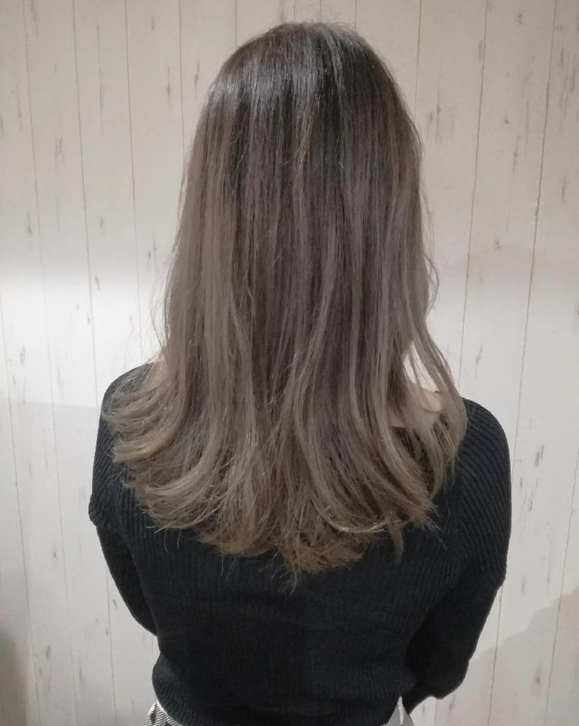 セミロング カラー ベージュカラー ブリーチ グラデーションカラー ミルクティーベージュ 西川 敏夫のヘアスタイル