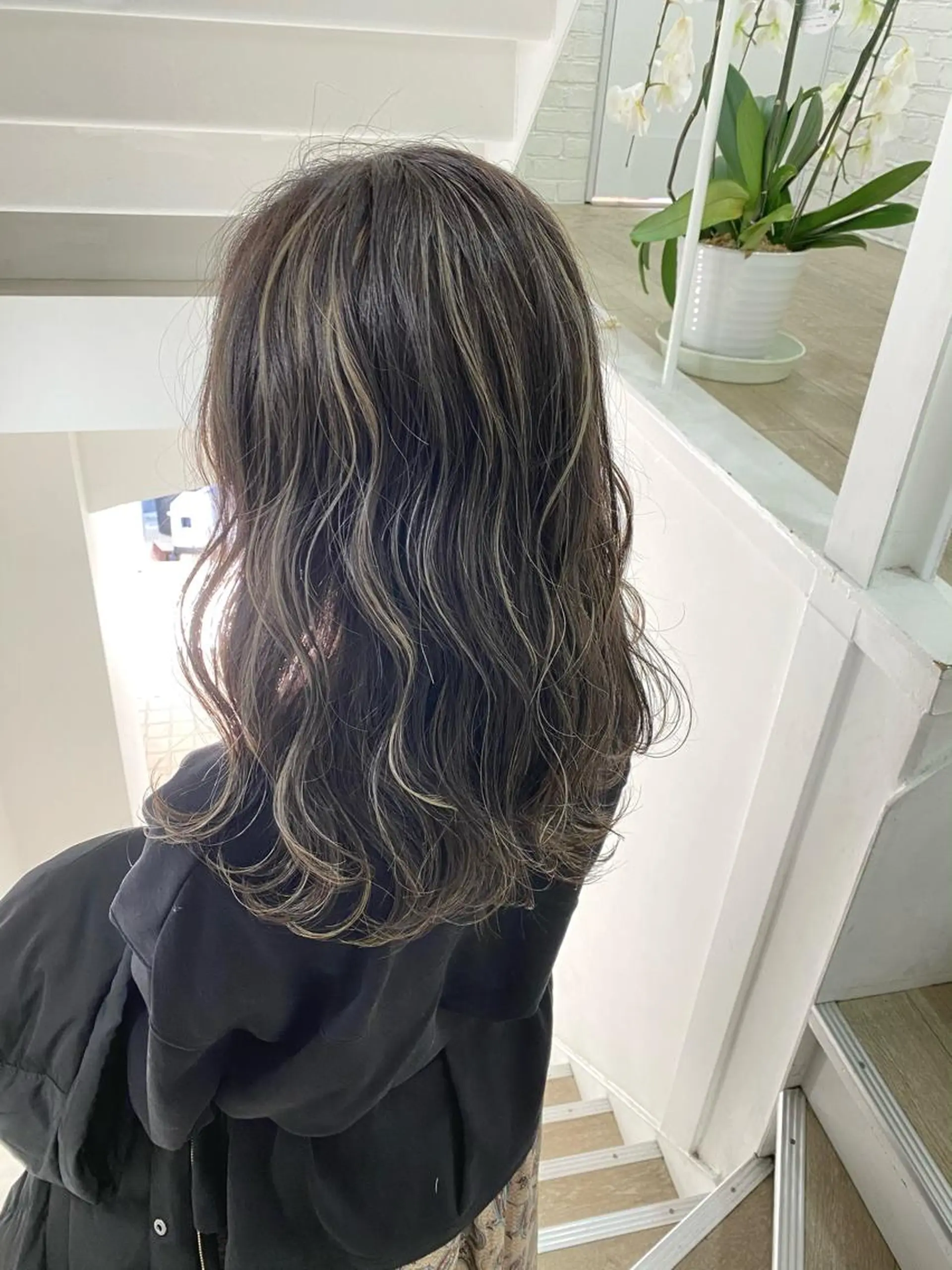 セミロング ハイライト 岩尾 凪のヘアスタイル