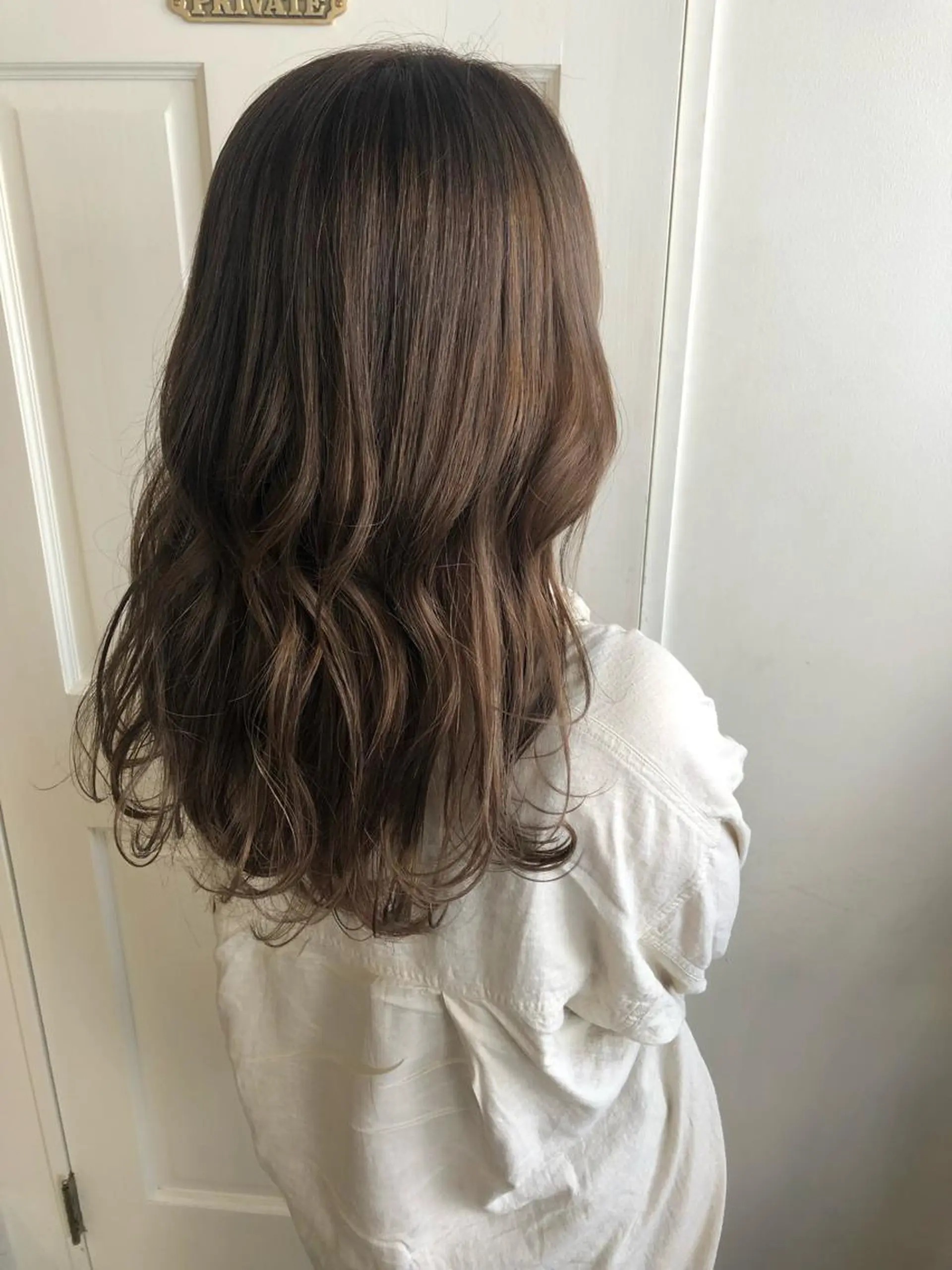 ロング カラー MIOベージュカラー 柔らかいカラーのヘアスタイル