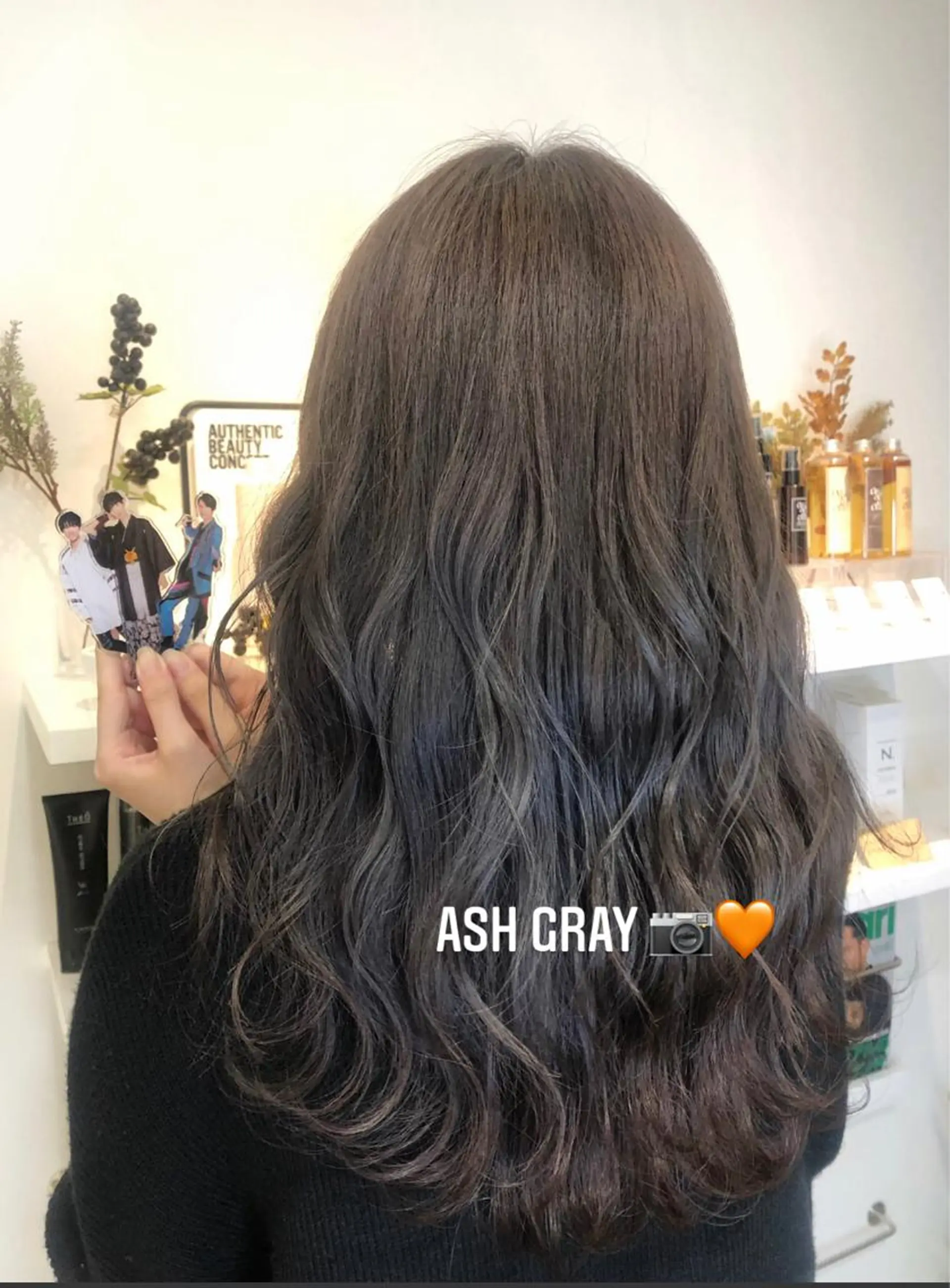 ロング カラー アッシュ アッシュグレー ブリーチ Rina  のヘアスタイル