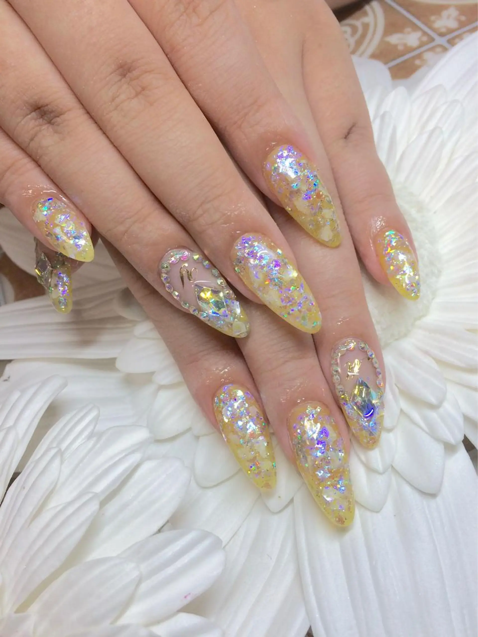 ネイル キラキラネイル 黄色 Nailsalon E's cafeのネイルデザイン