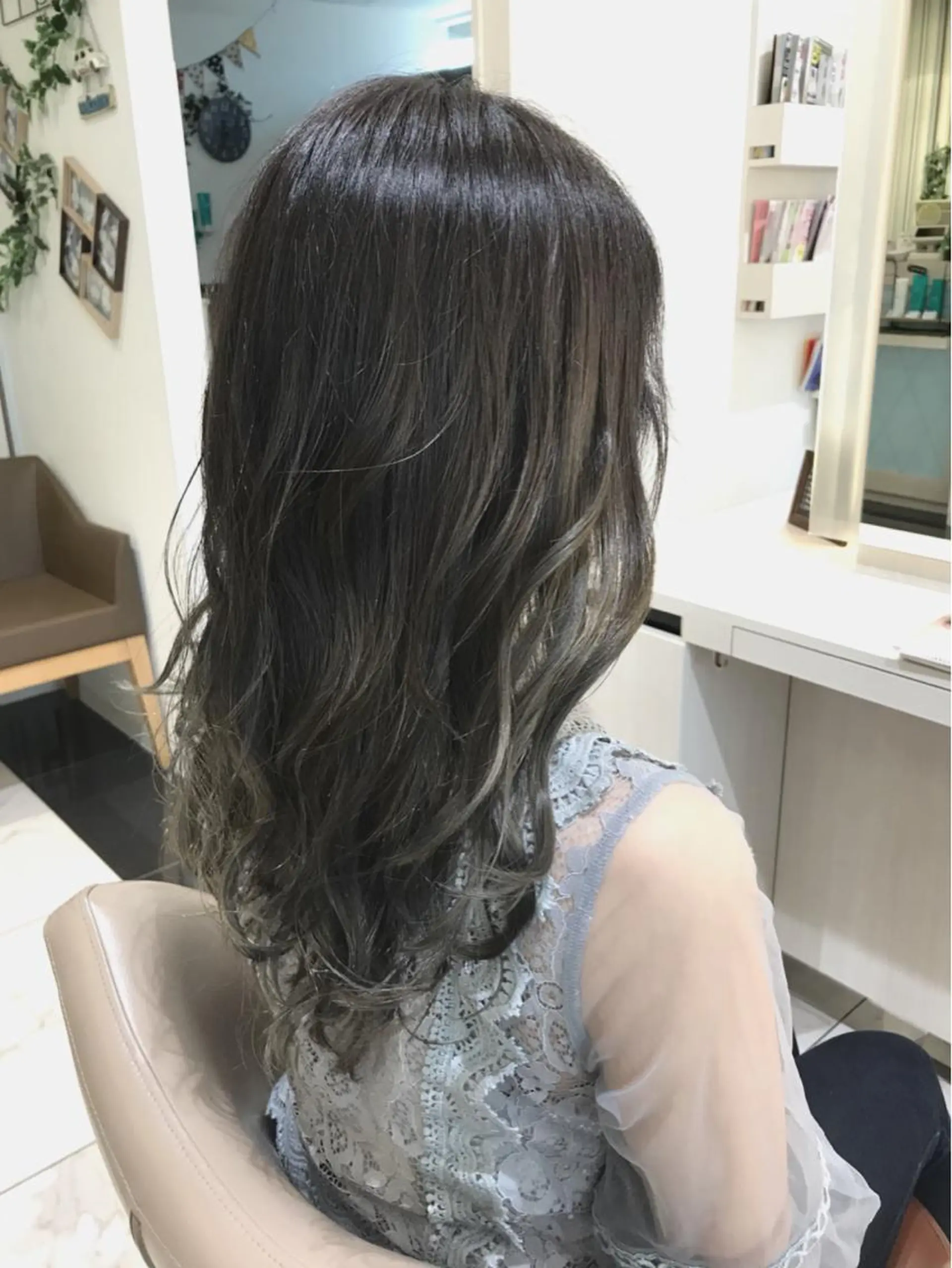 セミロング カラー アッシュ アッシュグレー ブリーチ ケアブリーチ 透明感カラー 山崎俊輔/髪質改善 /バレイヤージュのヘアスタイル