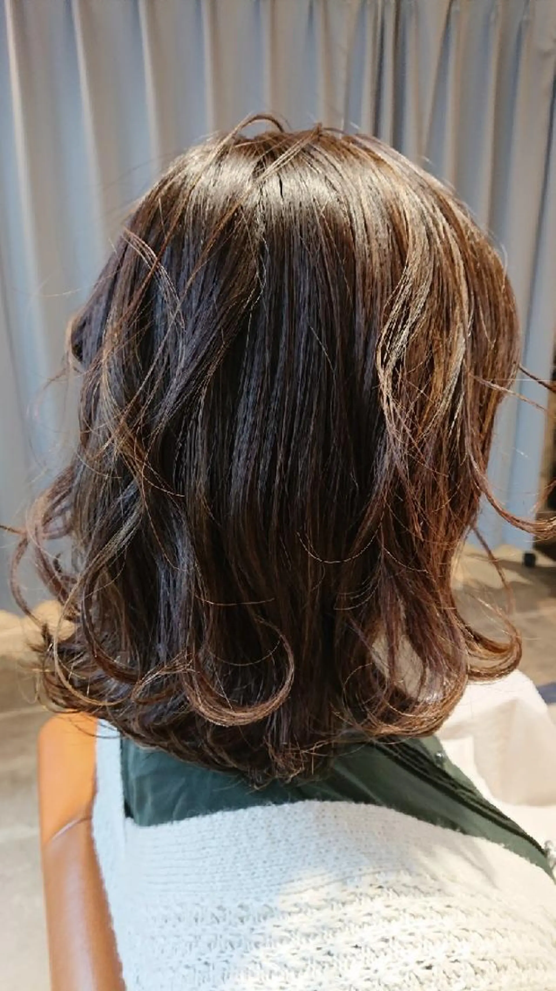 ミディアム カラー alushe 岡 陽子のヘアスタイル