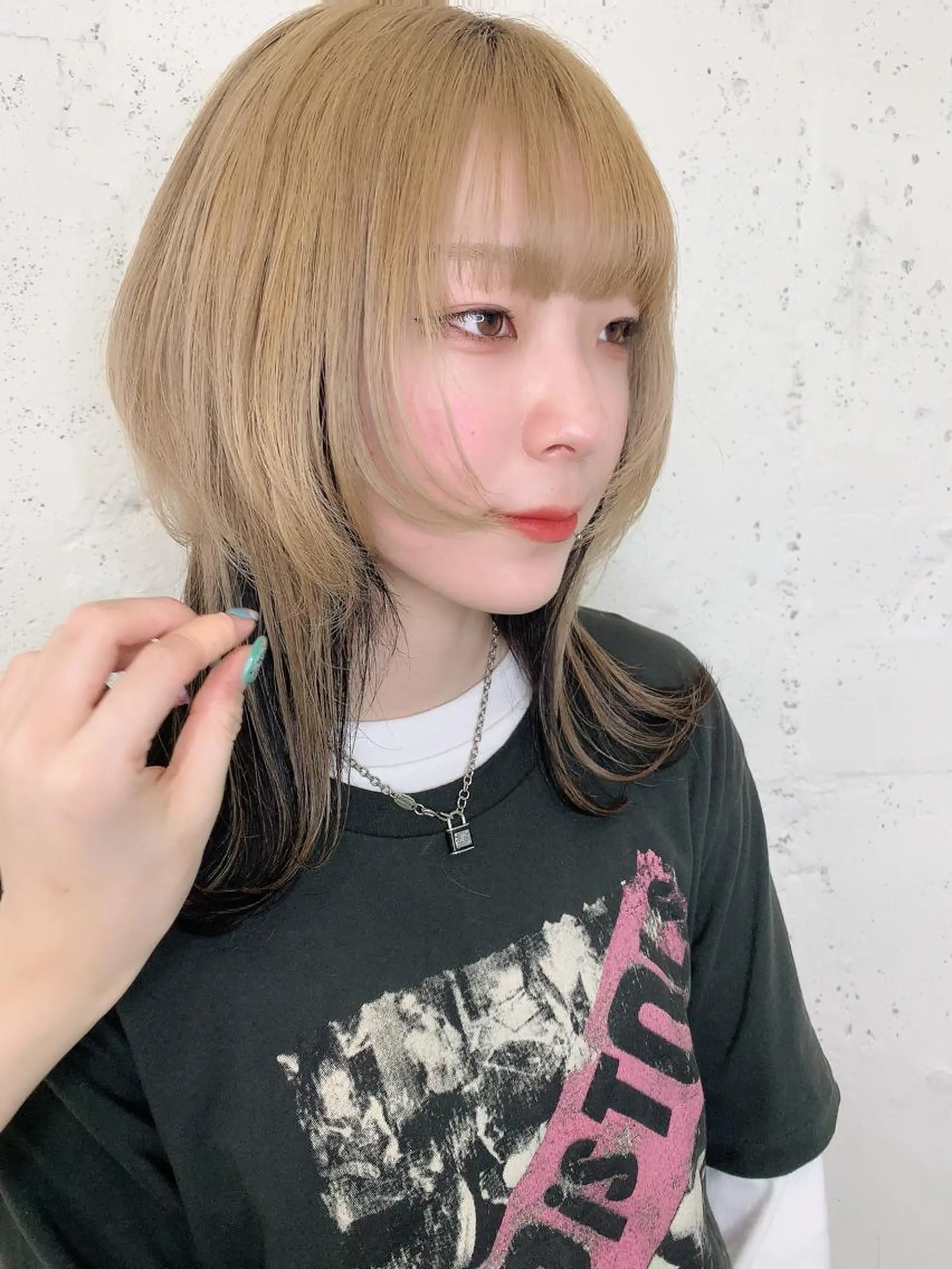 ミディアム カラー 透明感ハイトーン🦄 キラ🌈のヘアスタイル