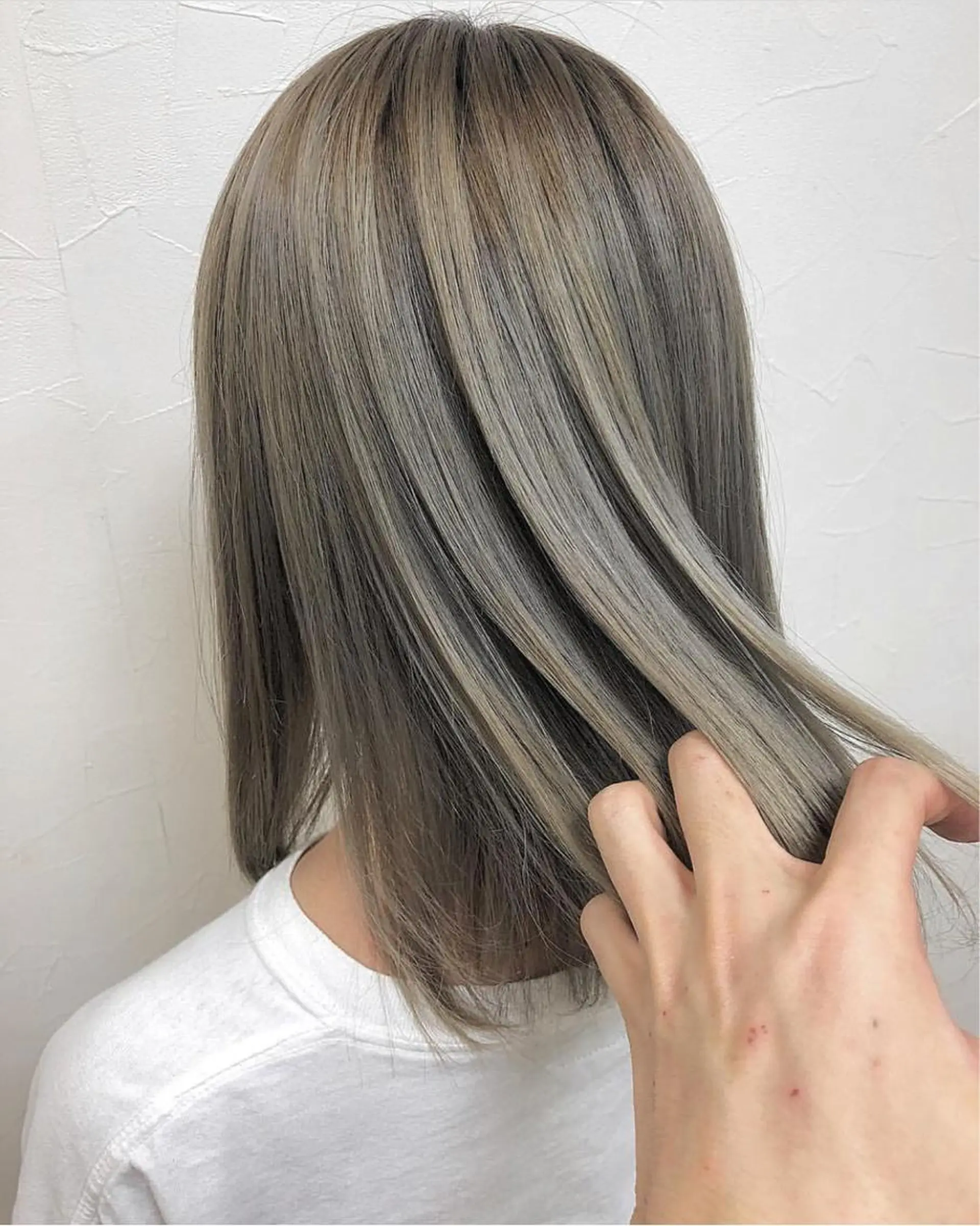 セミロング カラー 黒髪 グレージュ ハイライトカラー ハイトーンカラー 斜めバング &グループ代表取締役 KOHEIのヘアスタイル