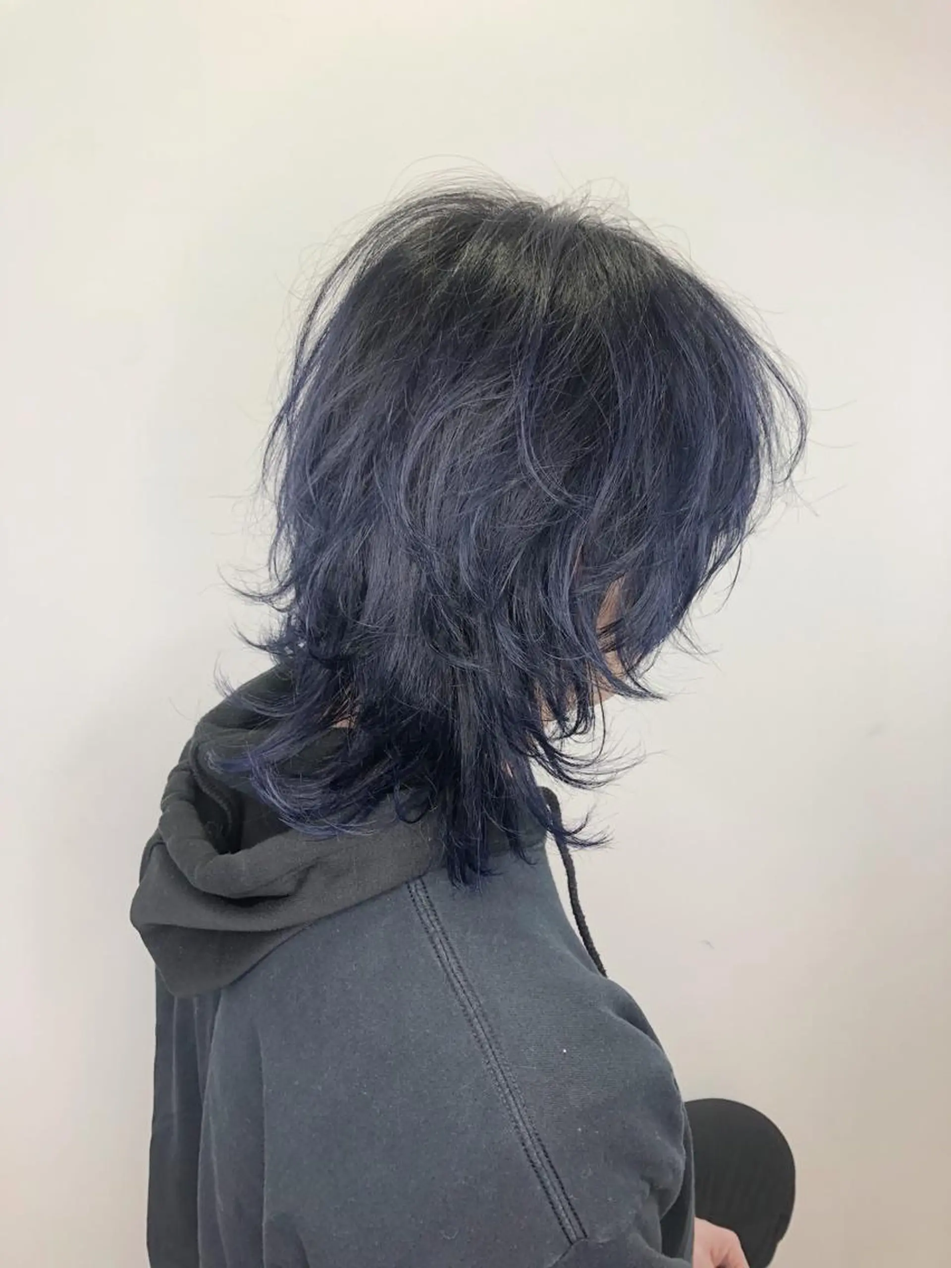 ミディアム カラー ネイビーカラー ウルフカット 関 京磨のヘアスタイル