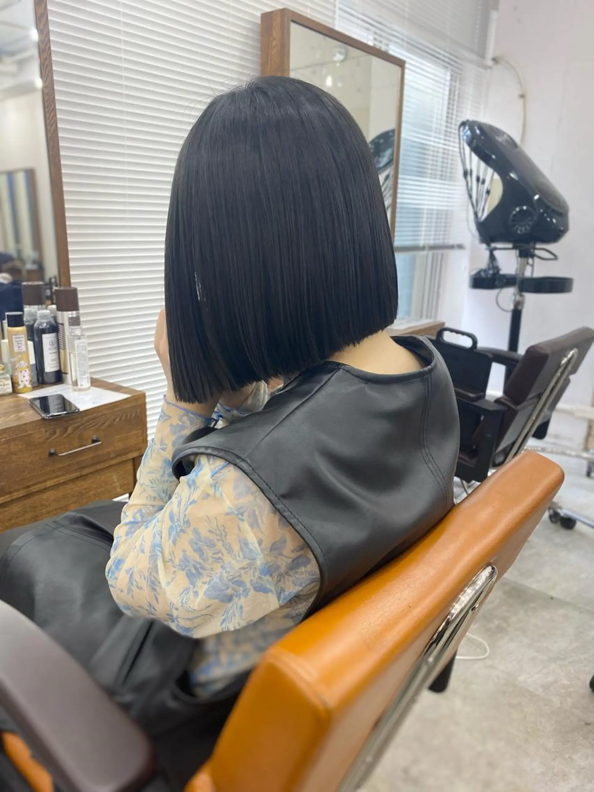 ショート カラー 切りっぱなしボブ ボブ オリーブ/アッシュ やわらか透明感カラーのヘアスタイル