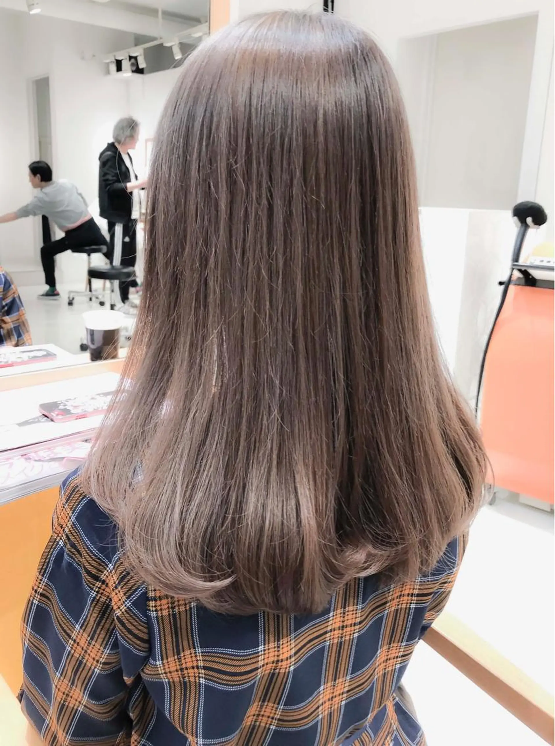 セミロング カラー アッシュ ベージュカラー ブリーチ ヘアカラー トリートメント Days 透明感カラーのヘアスタイル