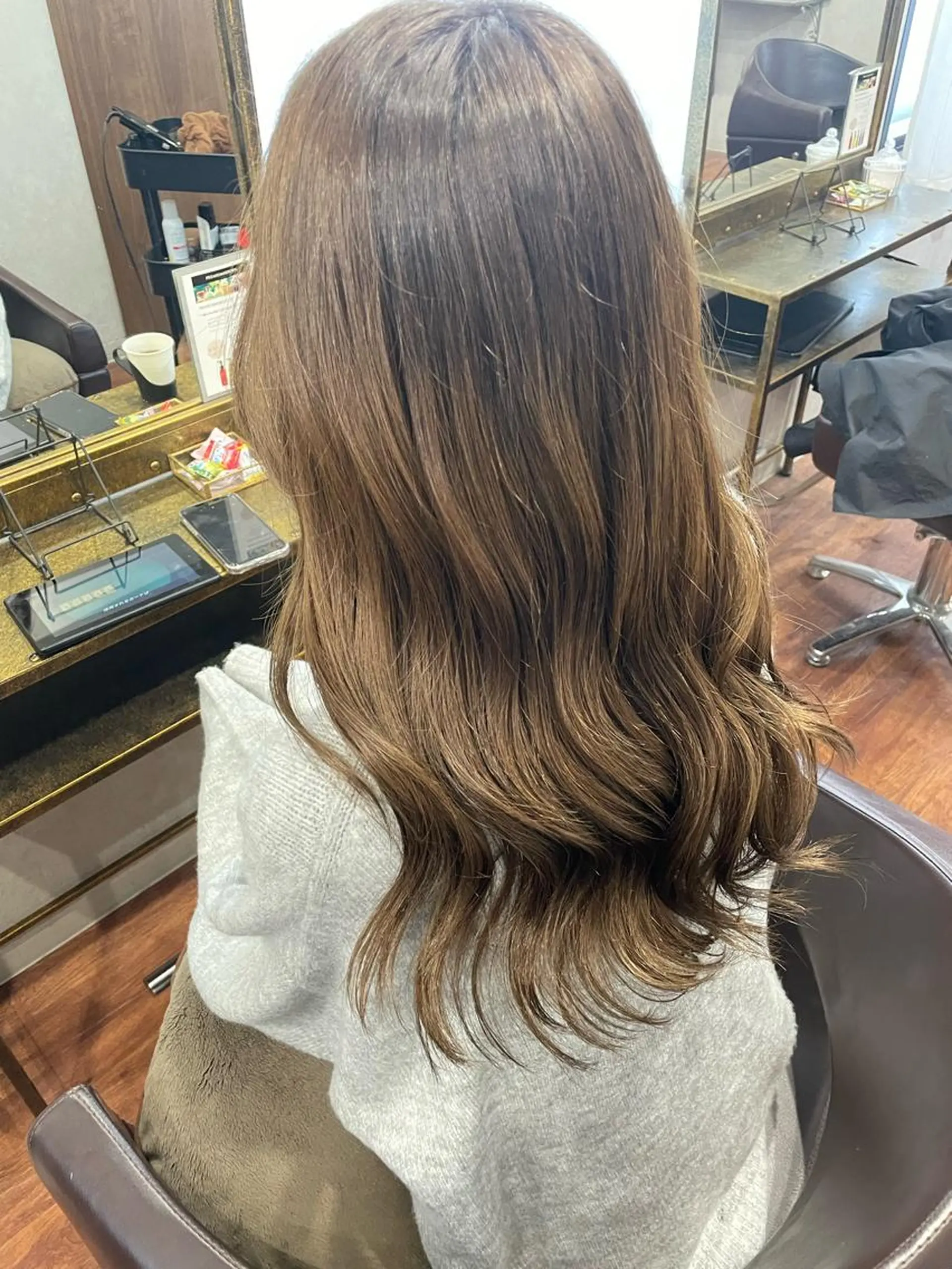 セミロング カラー カット ヘアカラー トリートメント 井本翔太.髪質改善. ベージュ.グレージュのヘアスタイル