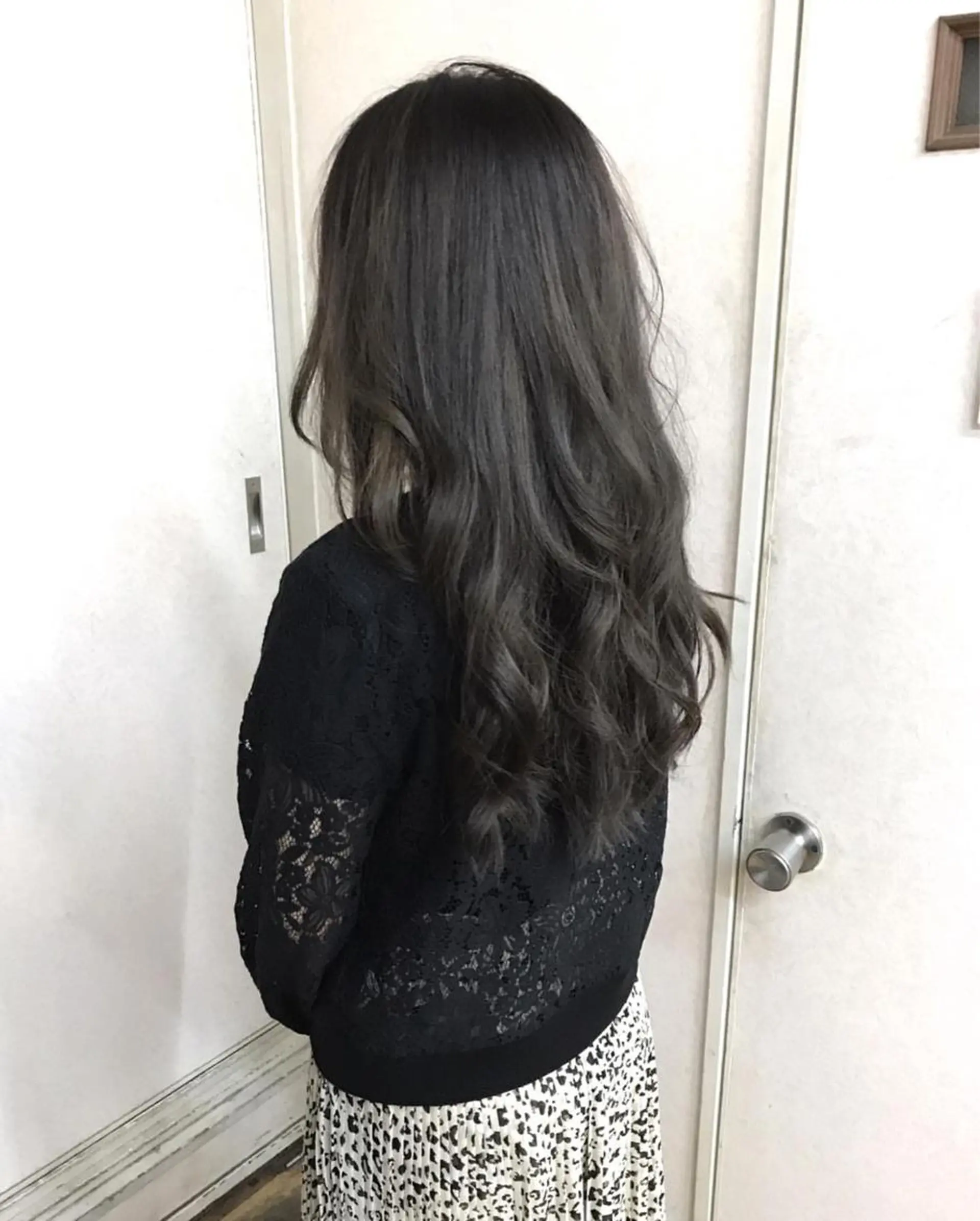 ロング カラー ダークシルバー ハイライトカラー シルバー ハイライト 髪質改善 ヘアカラー 三輪 太一のヘアスタイル