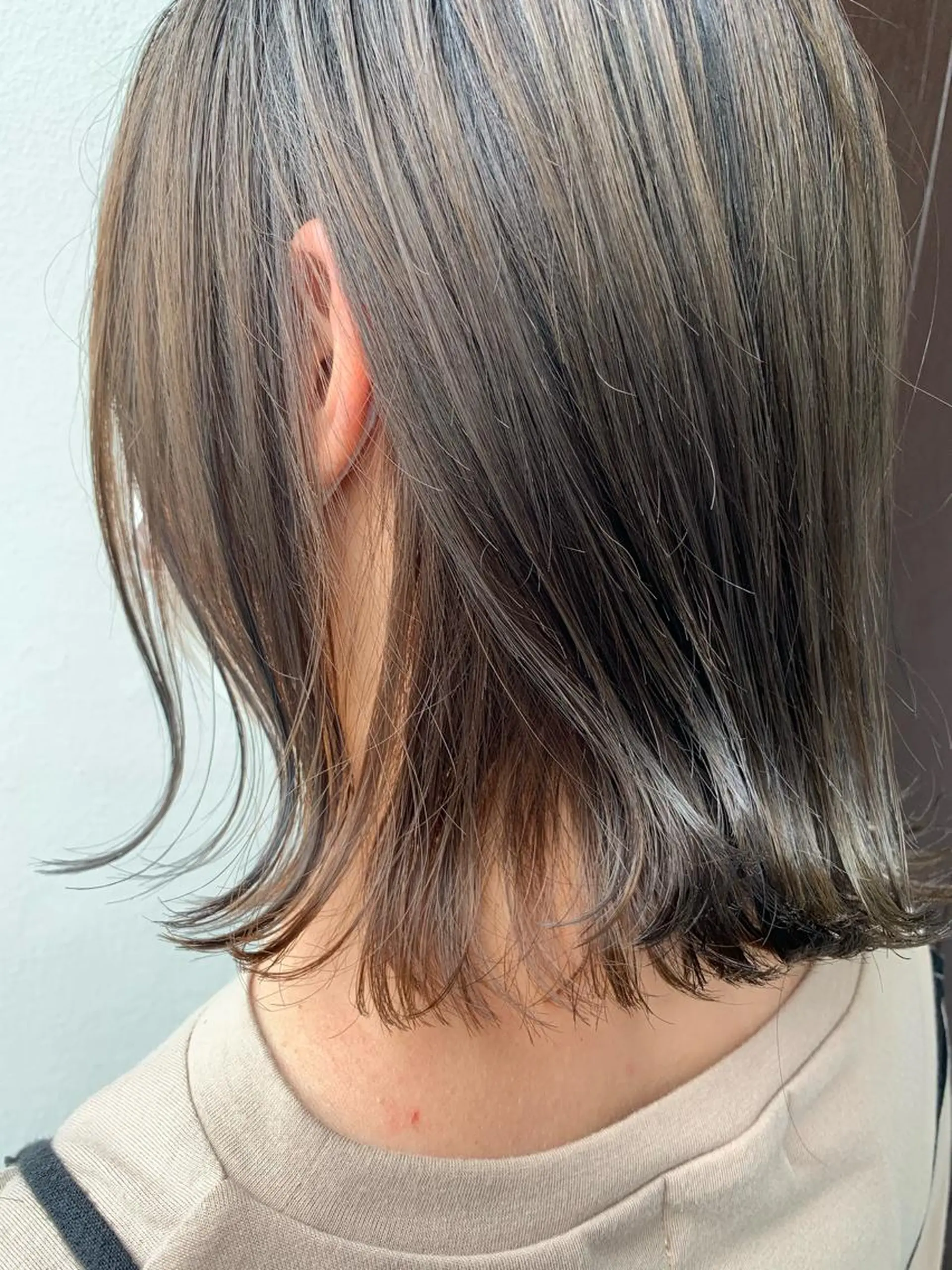 セミロング カラー イヤリングカラー ボブ 外ハネヘア カット ヘアカラー トリートメント 西村 美羽のヘアスタイル