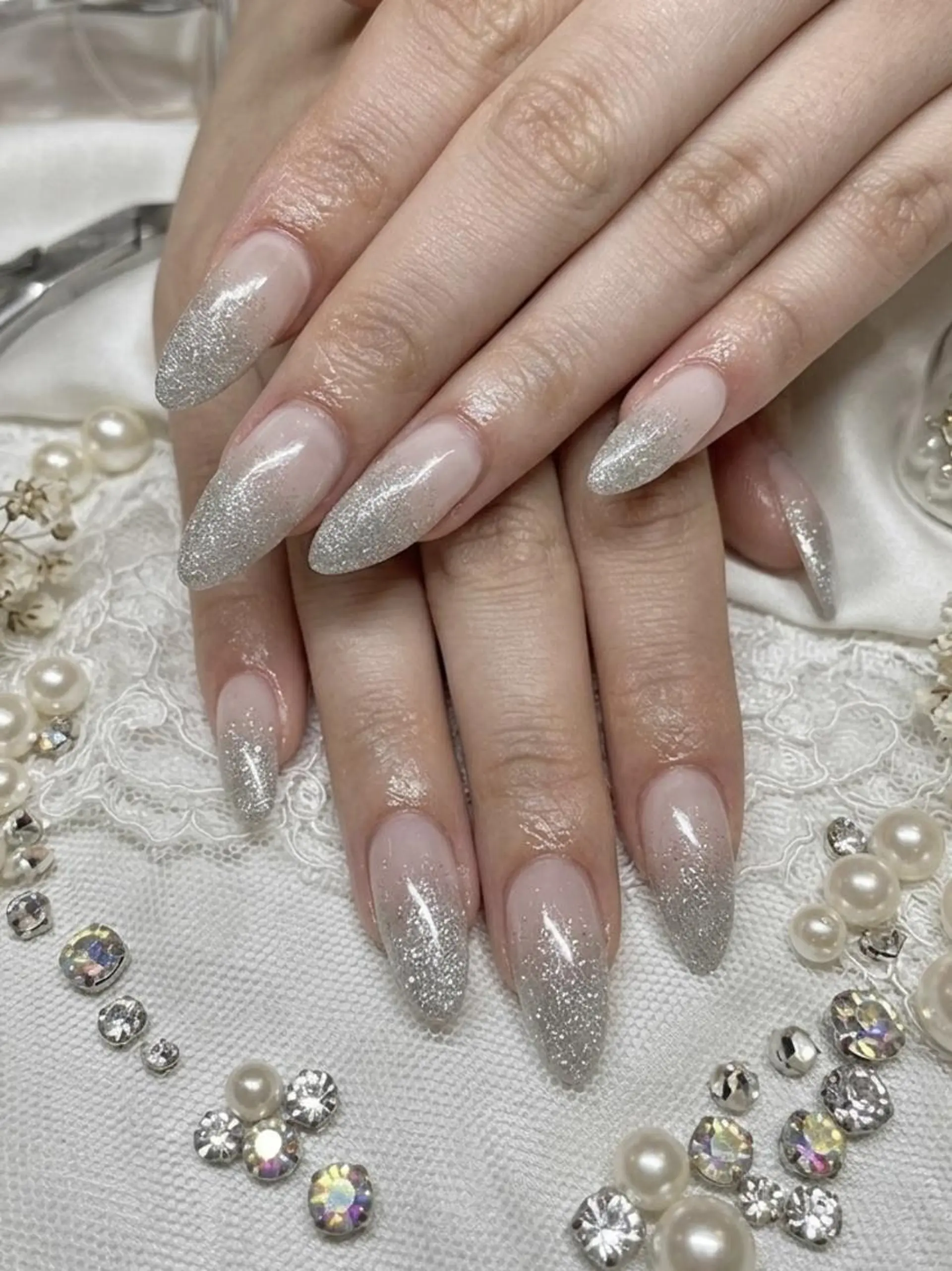 ネイル グラデーション ラメ(グリッター) ラメグラデーション シルバー ハンドネイル UNABOMBA (24時間営業)のネイルデザイン