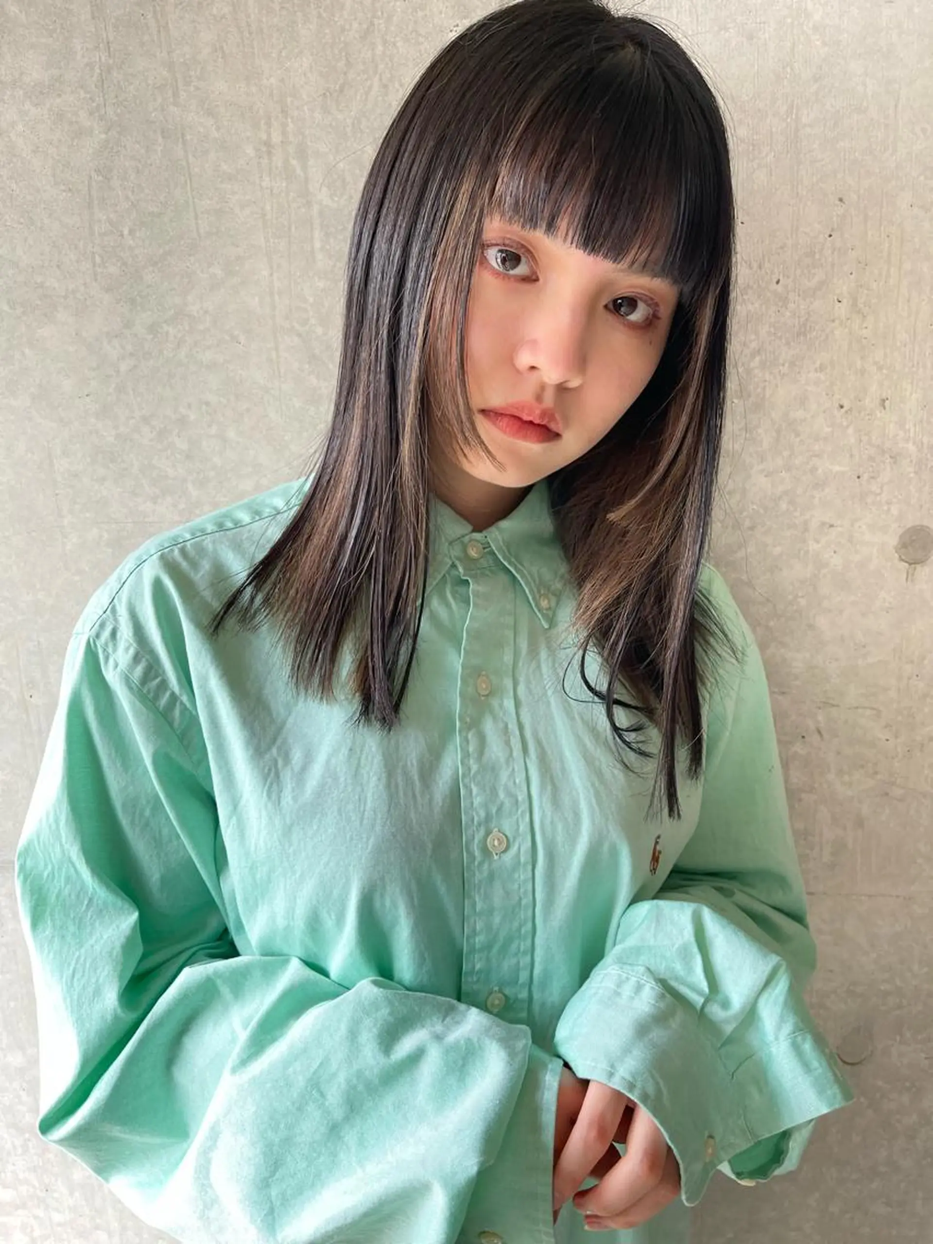 ミディアム 顔まわりレイヤー デザインカットのヘアスタイル