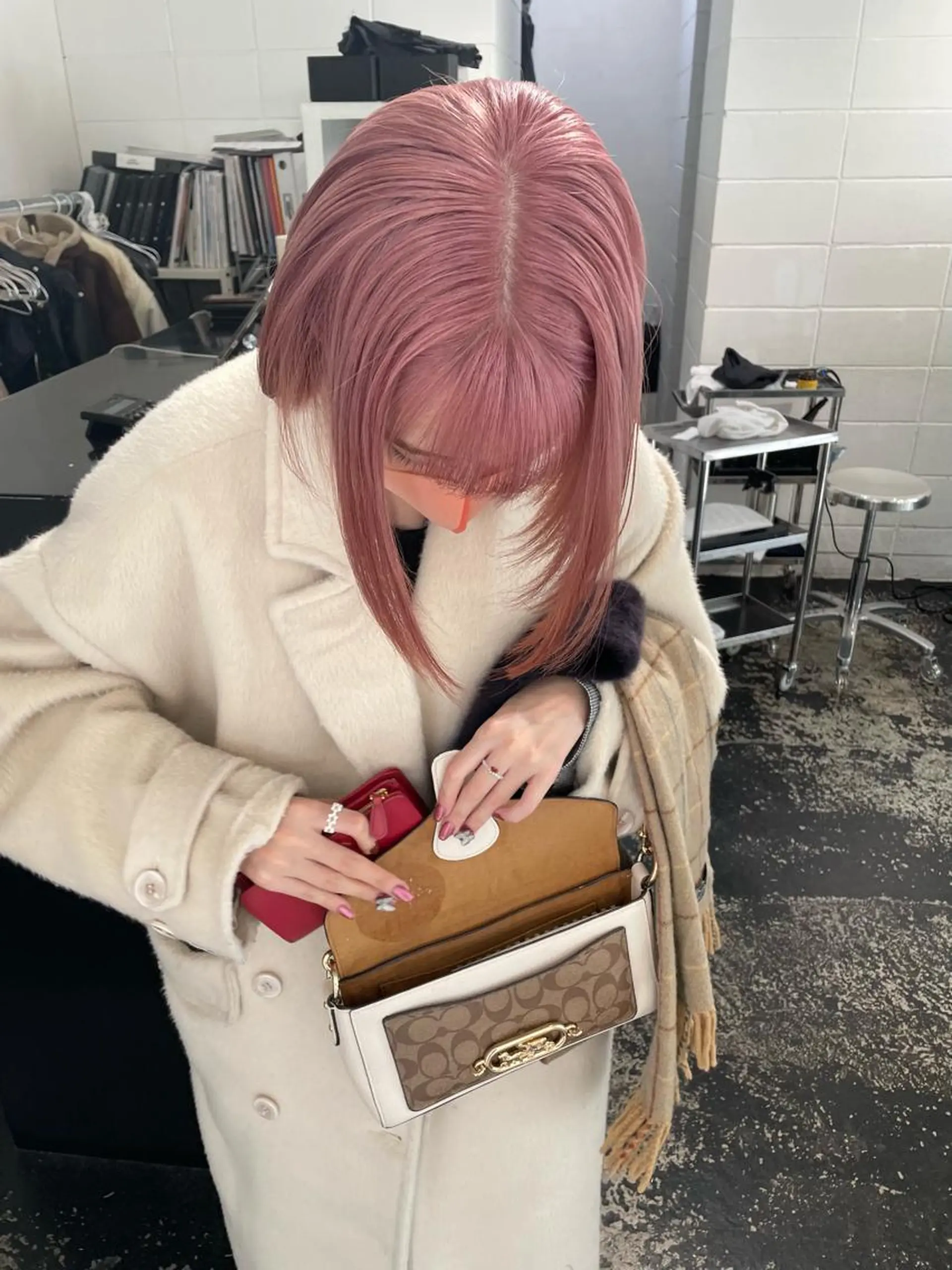 ミディアム カラー ヘアアレンジ ブリーチ ピンクカラー シアーピンク カット ヘアカラー トリートメント 艶ハイトーン/ヘア アレンジAYAKAのヘアスタイル