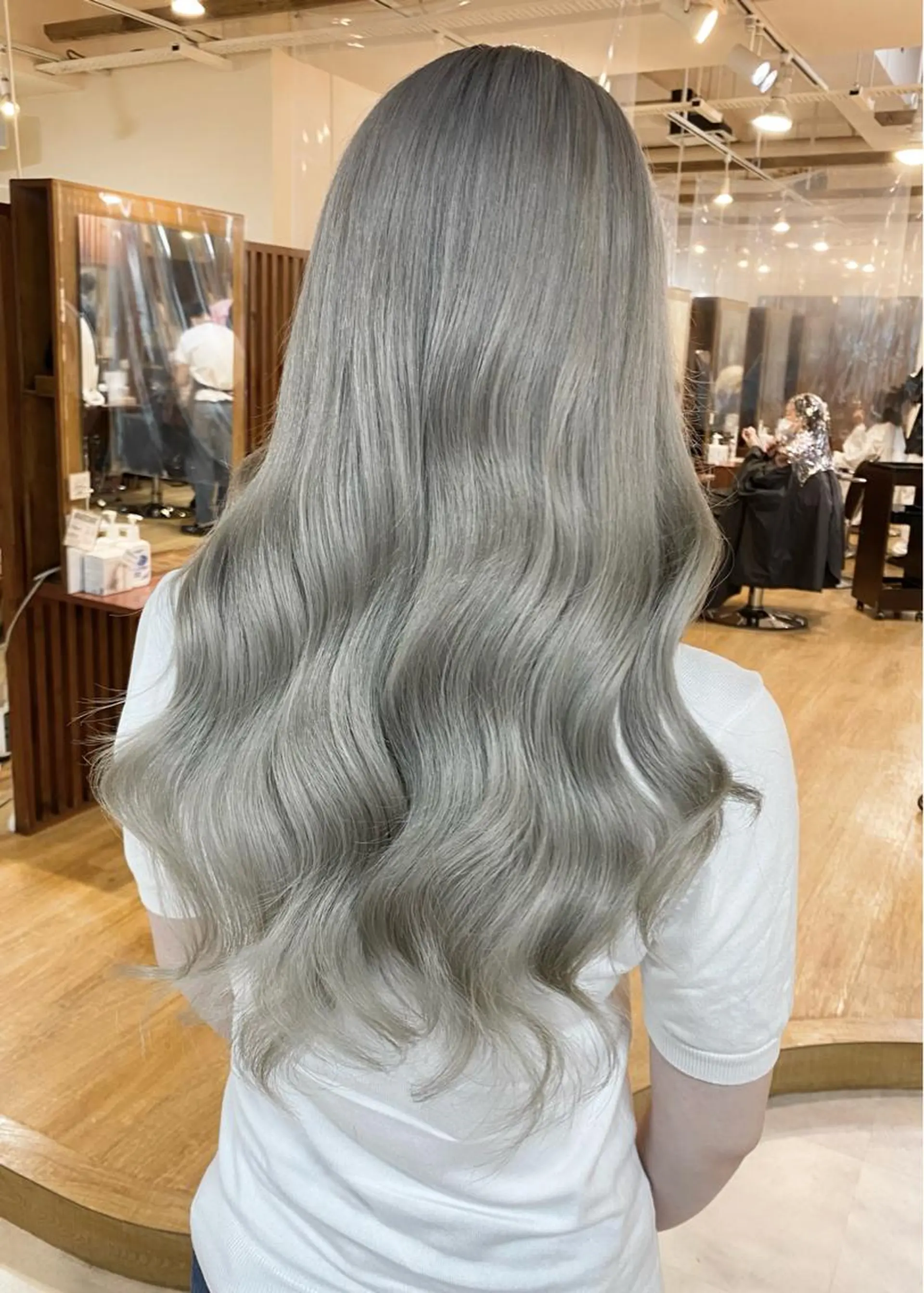 ロング カラー ベージュカラー ホワイトベージュ 白髪ぼかし バレイヤージュ志鎌のヘアスタイル