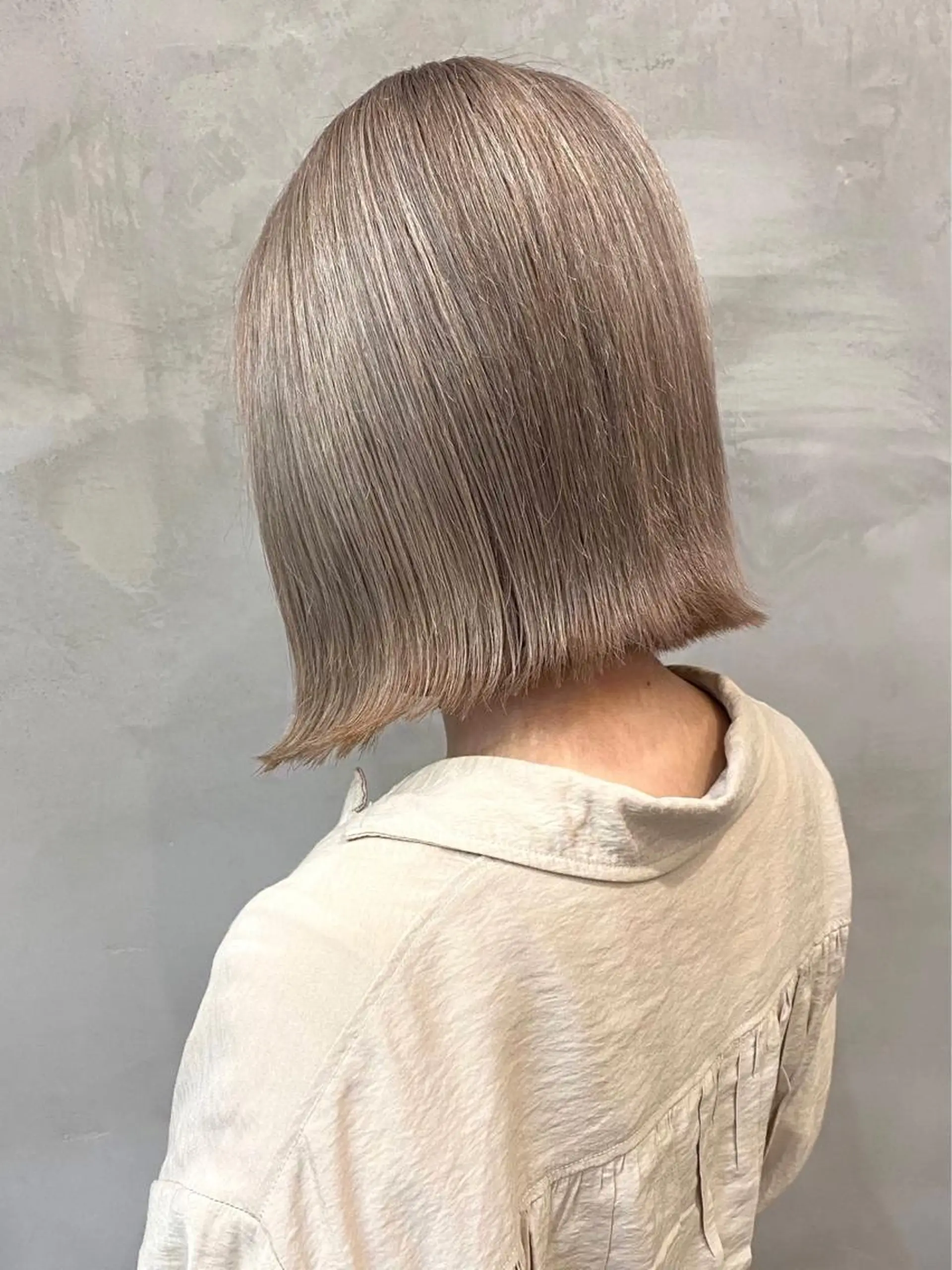 ショート カラー ベージュカラー ブリーチ ホワイトベージュ ヘアカラー トリートメント 🫧透明感カラー🫧 OIKAWAのヘアスタイル