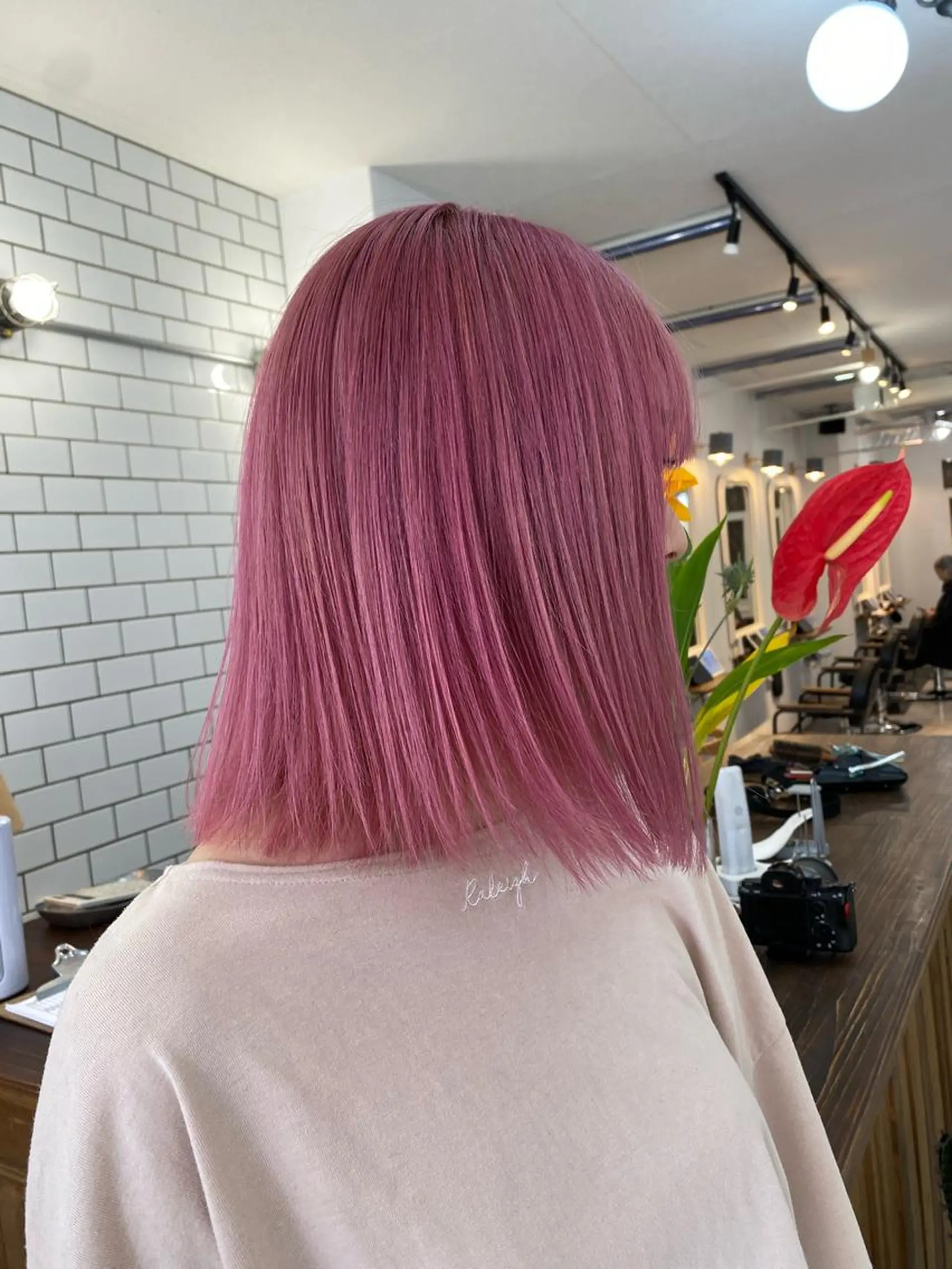 ミディアム ボブ/ハイトーン REINAのヘアスタイル