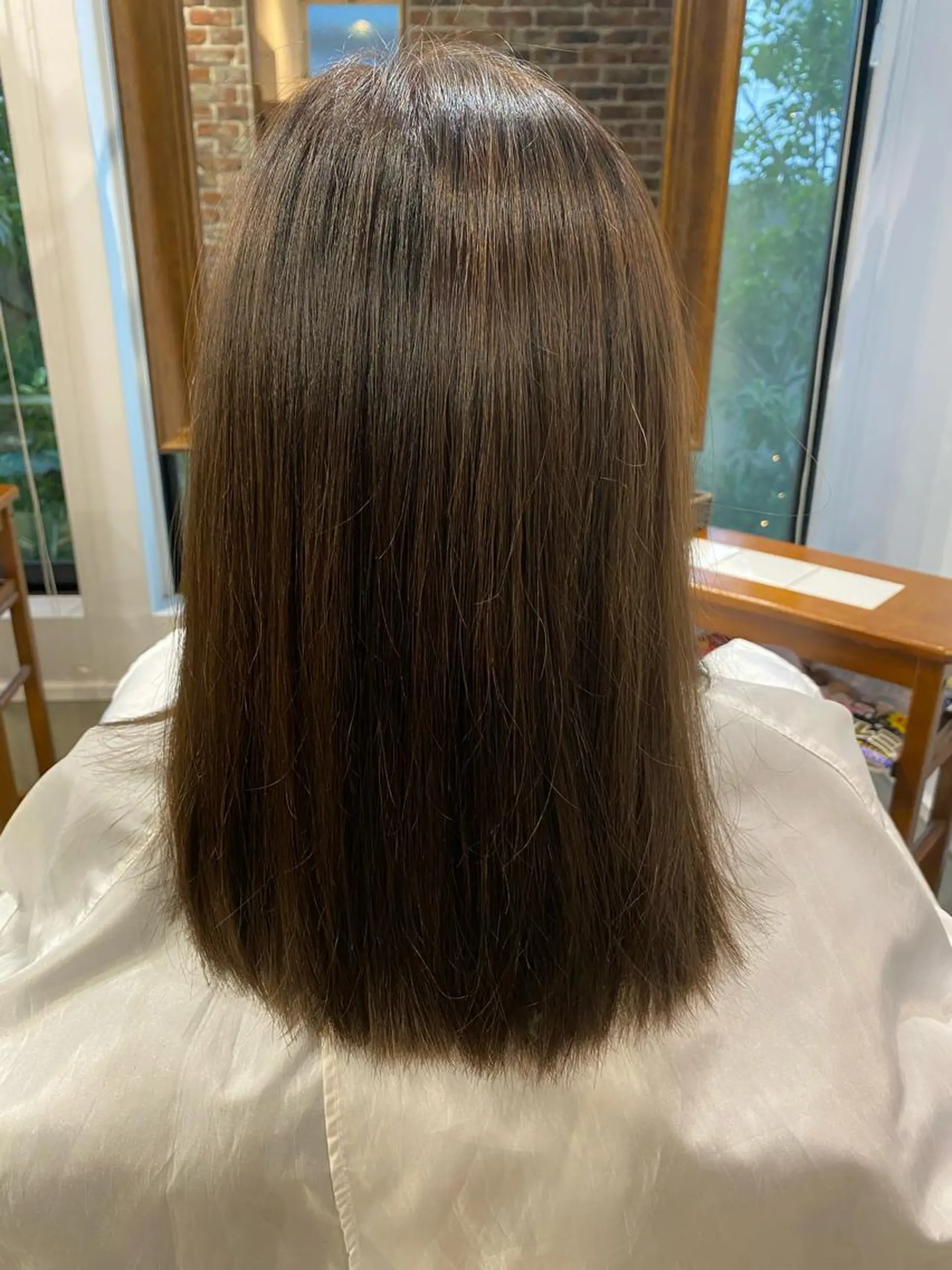 ミディアム カラー グレージュ 沖田 舞衣のヘアスタイル