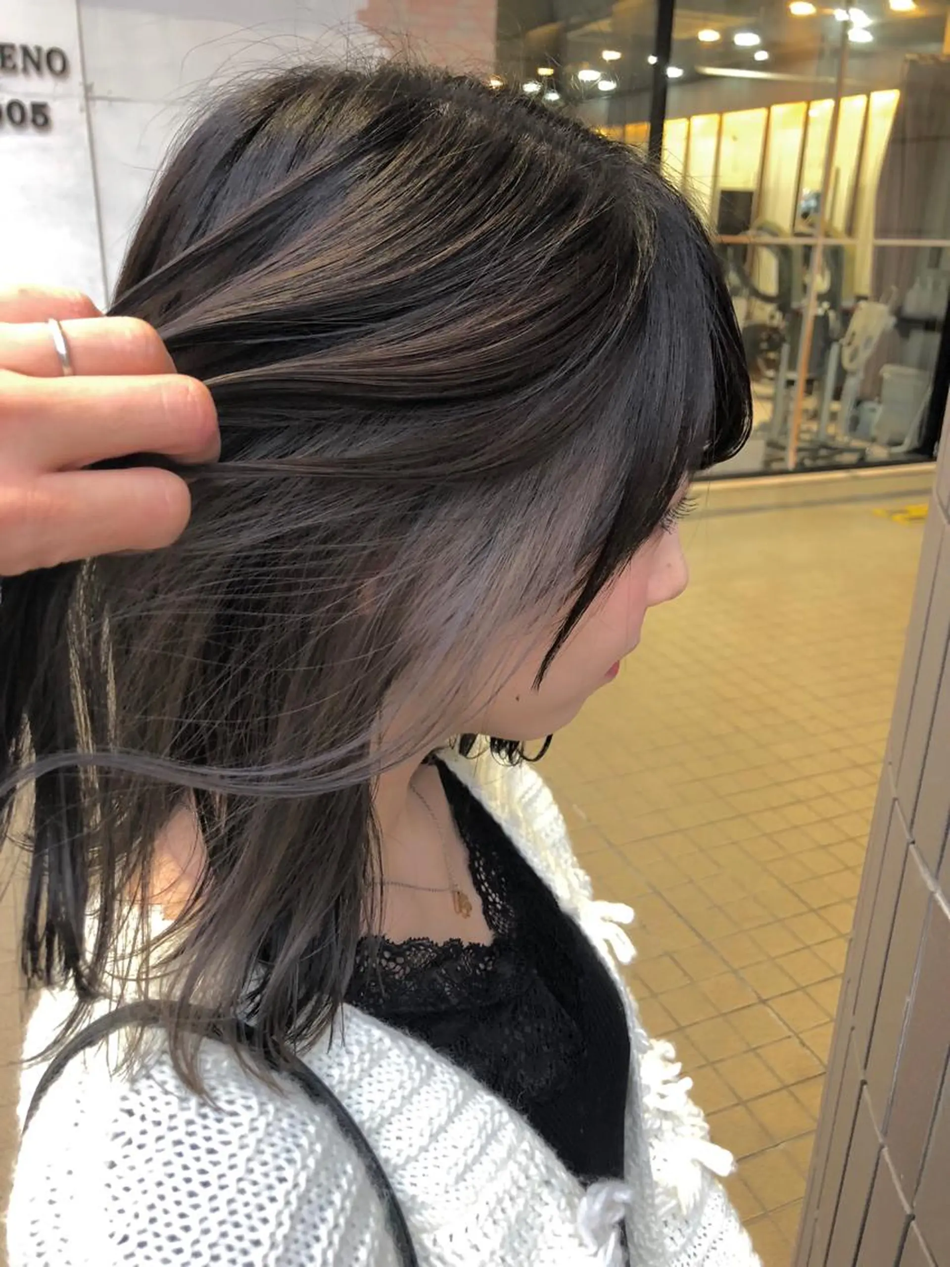 ミディアム カラー グレージュ インナーカラー シルバー シルバーグレージュ カット ヘアカラー トリートメント SHAFT Ieiriのヘアスタイル