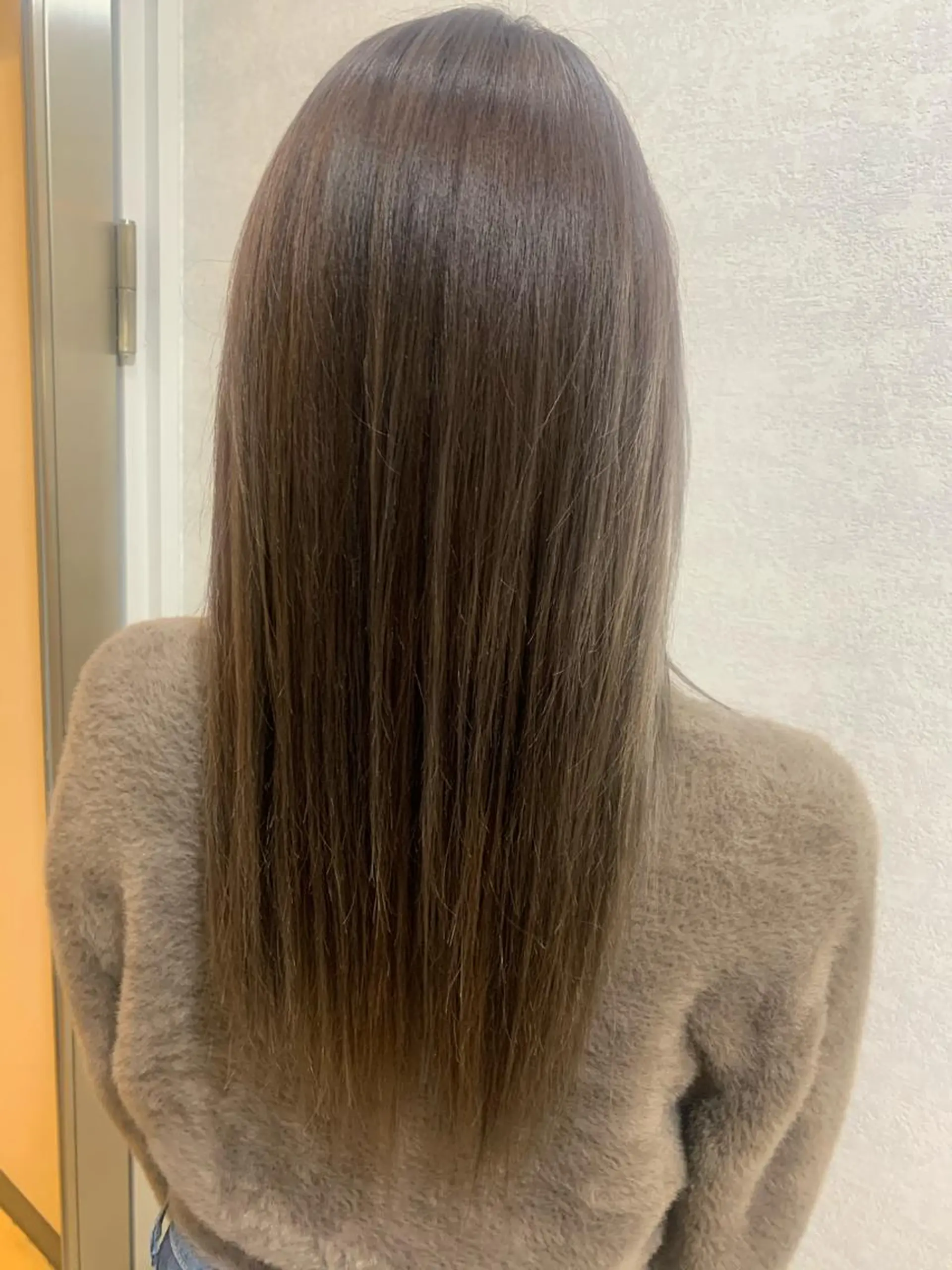 ロング カラー グレージュ 佐々木 有彩のヘアスタイル