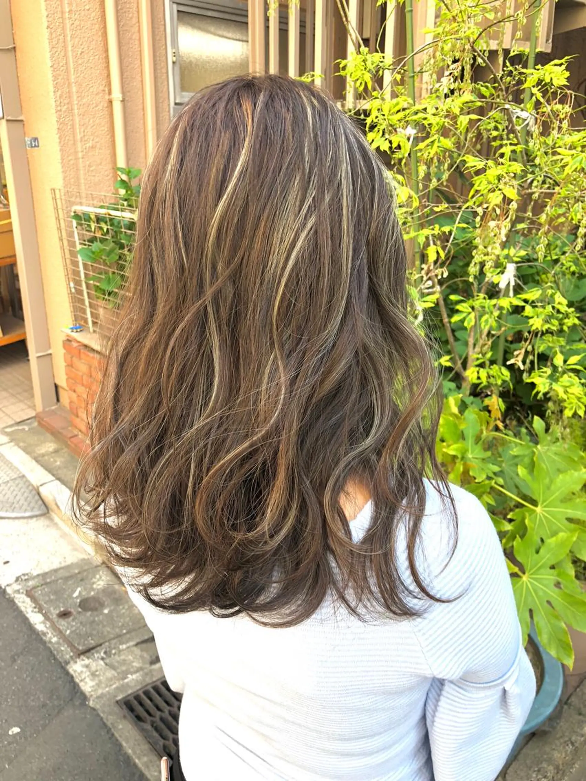 セミロング カラー グレージュ ハイライトカラー ハイライト トップスタイリスト 小澤純一のヘアスタイル