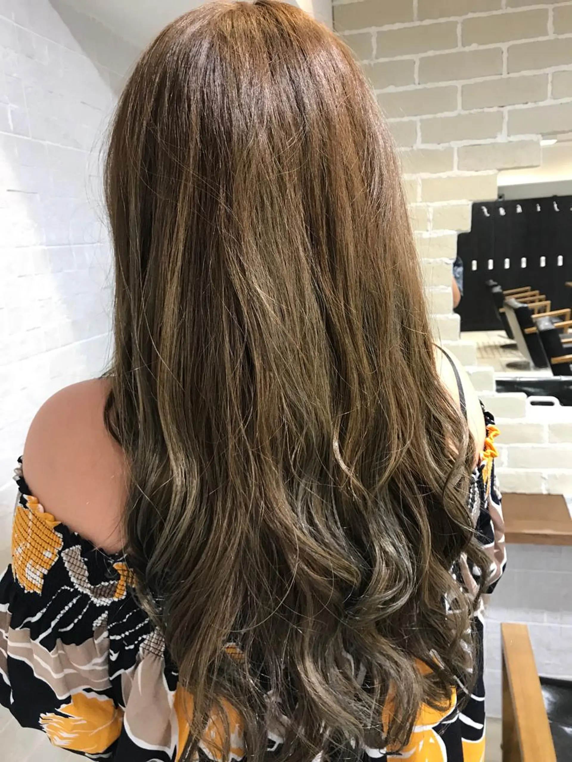 ロング カラー パーマ ベージュカラー ハイライトカラー ハイライト ブリーチ特化 梅田本多翔のヘアスタイル